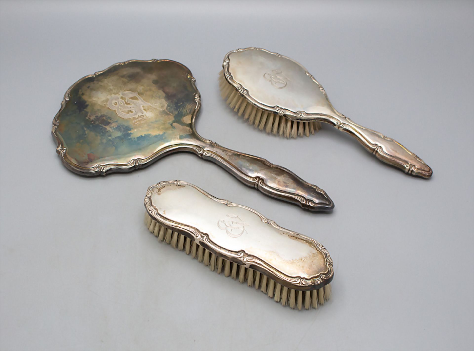 Dreiteiliges Frisierset / A three-part silver hairdressing set, Schwäbisch Gmünd