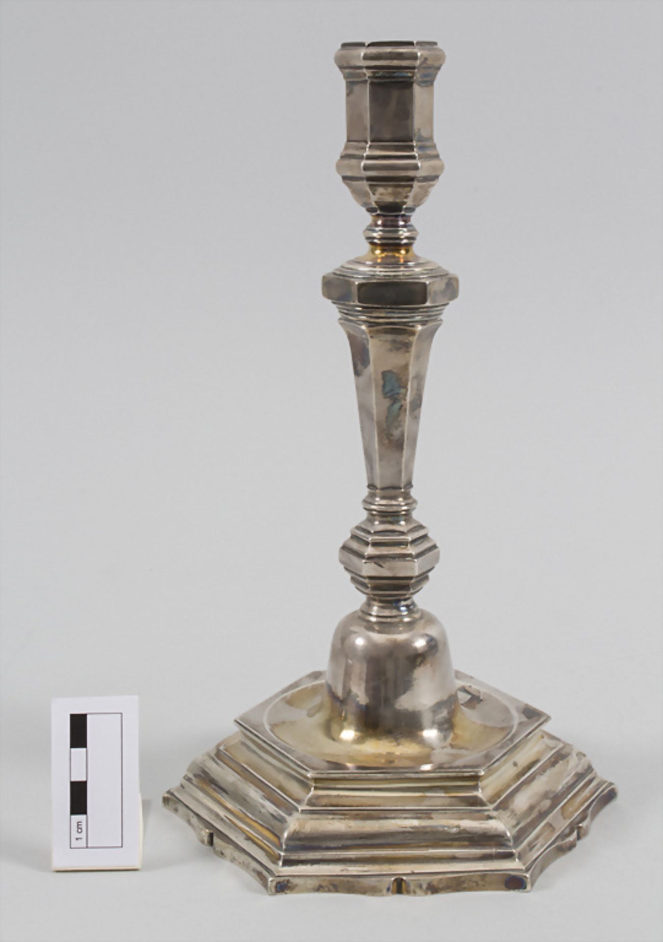 Paar Kerzenleuchter / A pair of silver candlesticks, St. Omer, Frankreich, um 1750 - Image 3 of 13