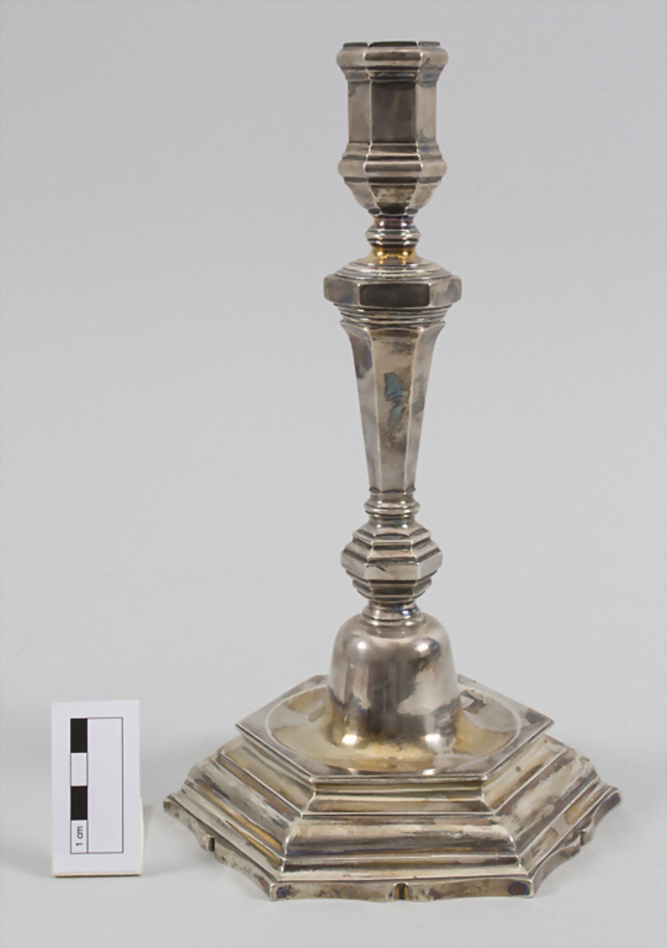 Paar Kerzenleuchter / A pair of silver candlesticks, St. Omer, Frankreich, um 1750 - Bild 3 aus 13