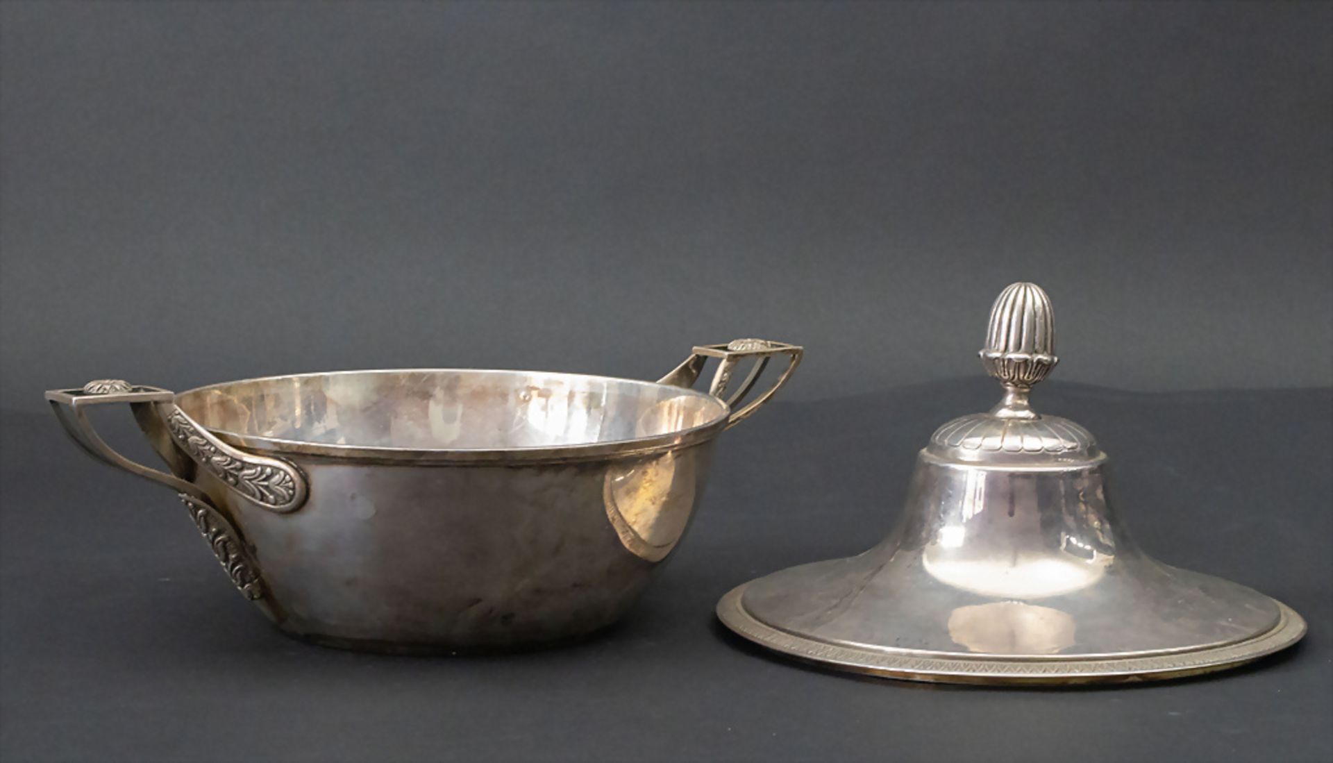 Legumier / Wöchnerinnenschüssel / Ecuelle / A silver tureen, Frankreich, 19. Jh. - Bild 3 aus 6