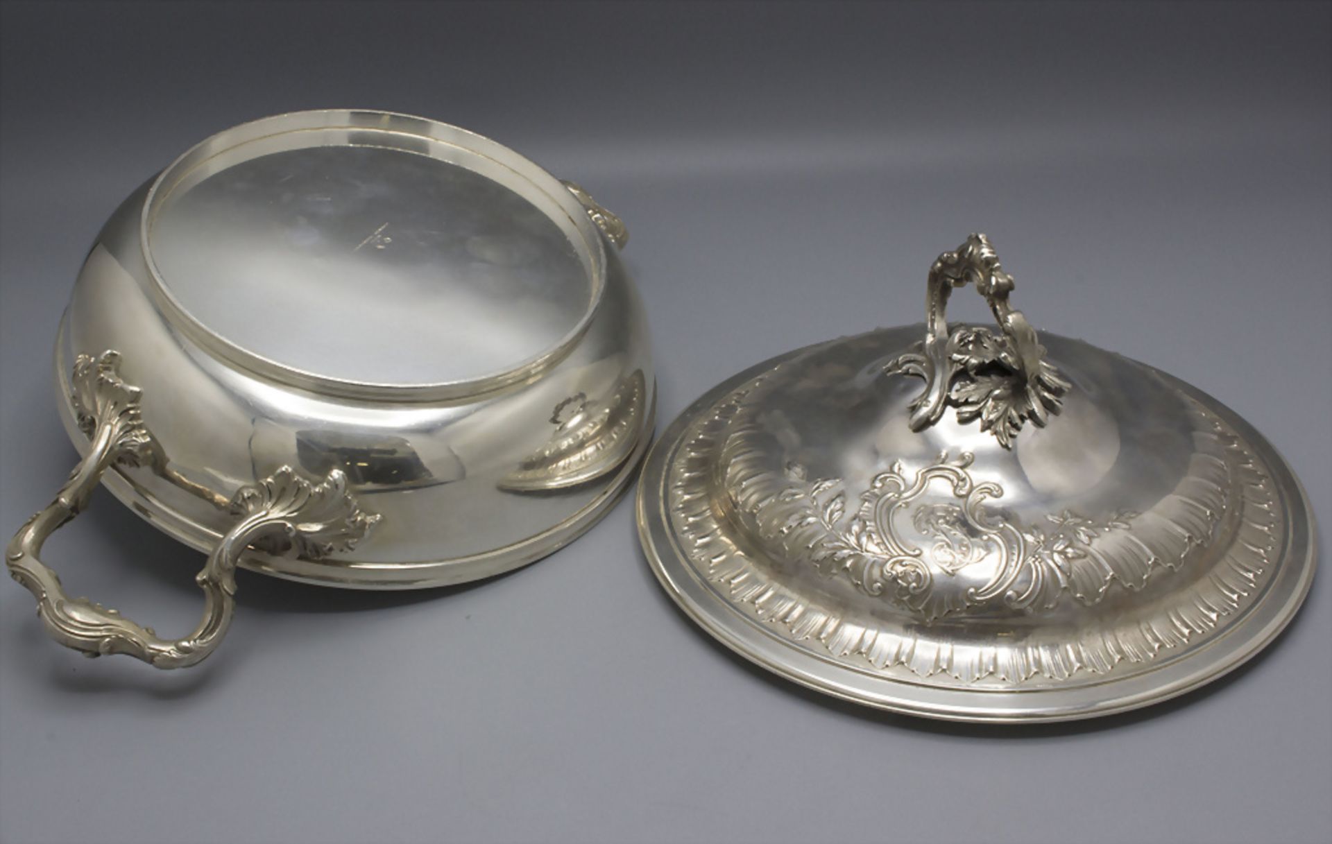 Deckelterrine / A covered silver tureen / Légumier en argent massif, Grognier-Armand, Lyon, um 1900 - Bild 6 aus 9