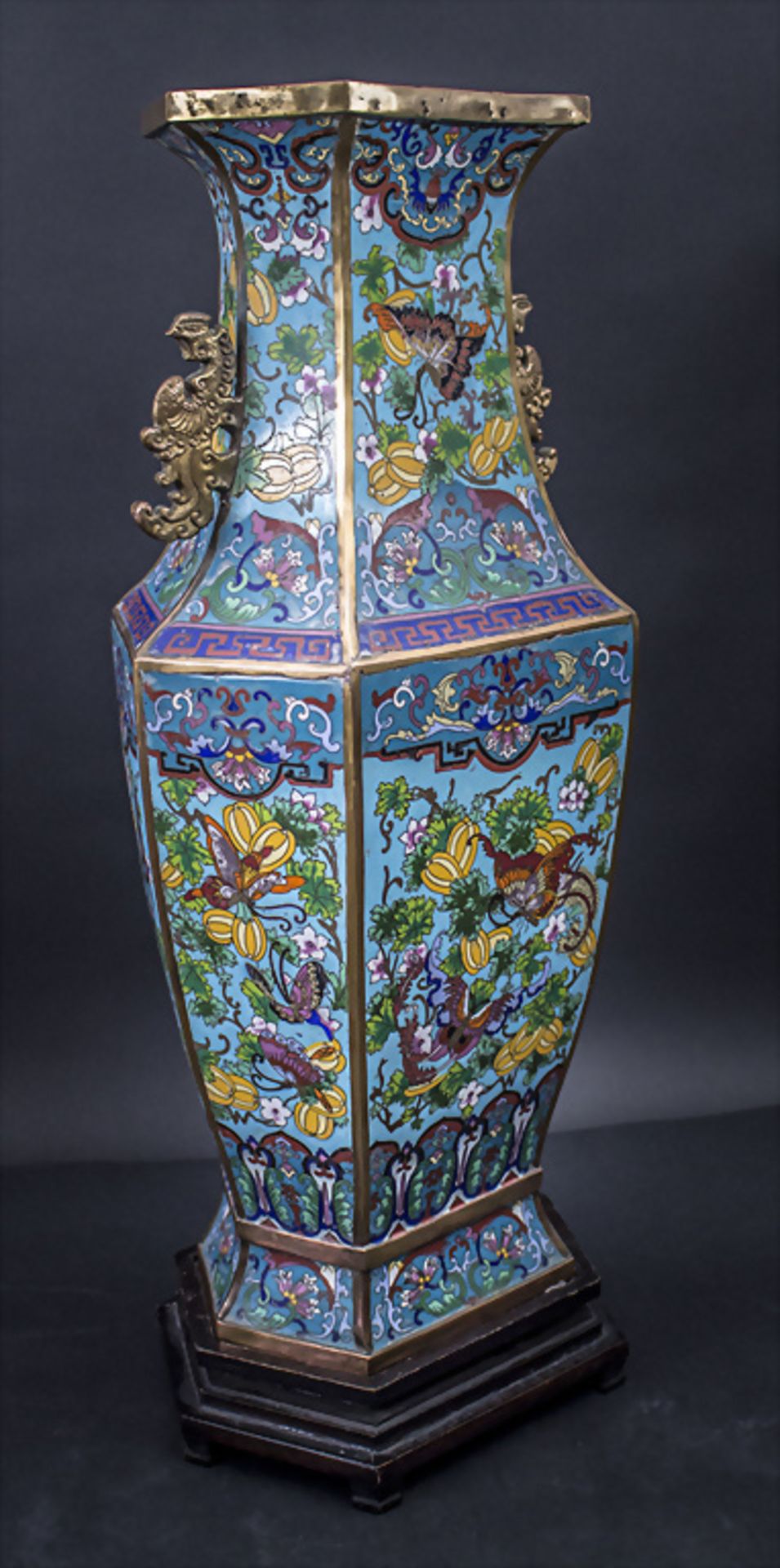 Cloisonné-Vase mit Schmetterlingsdekor / A cloisonné vase with butterfly decor, China, Qing ... - Bild 4 aus 7