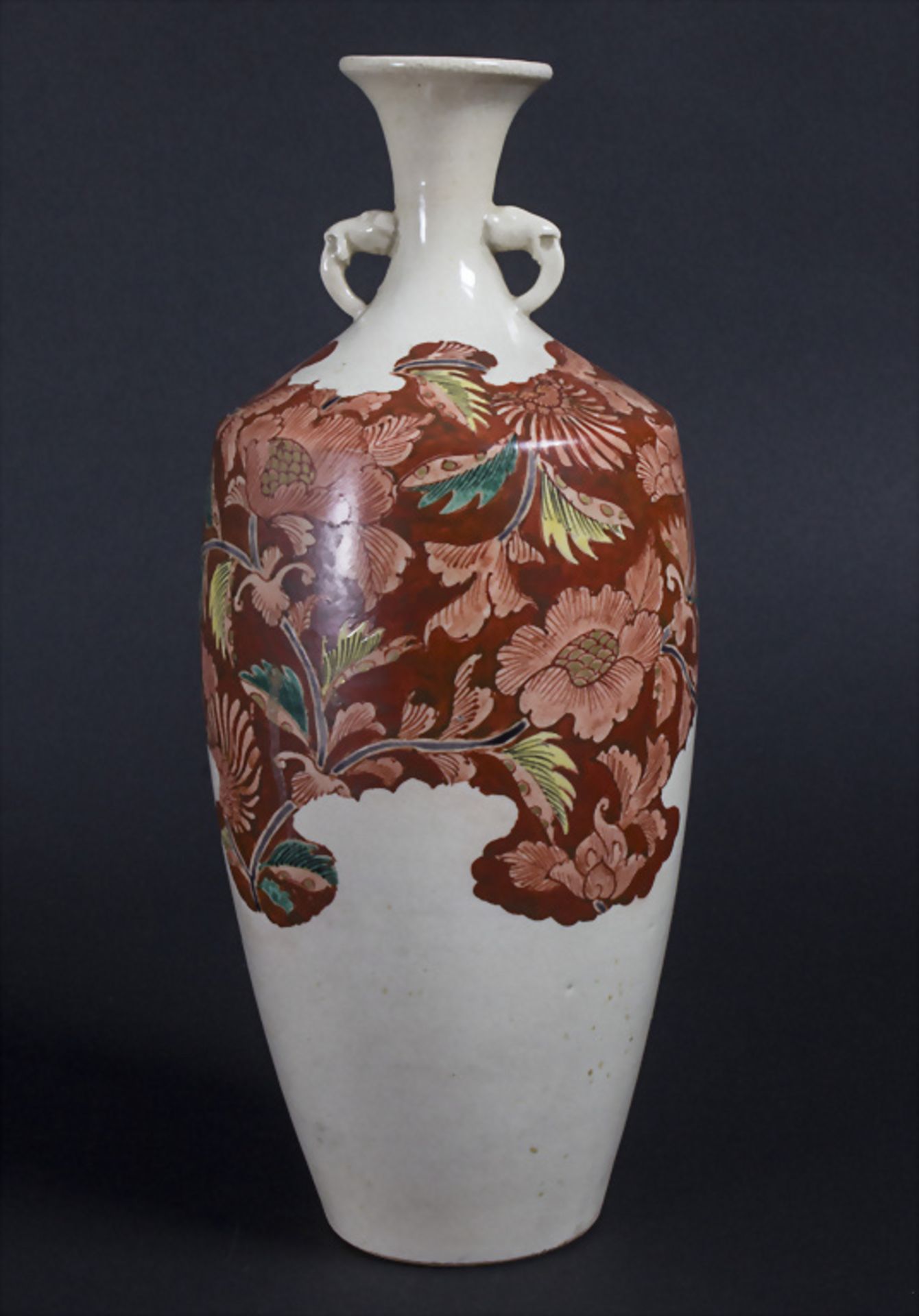 Enghalsvase mit Elefantenköpfen / Solifleur Vase / A narrow necked vase with elephant head ...
