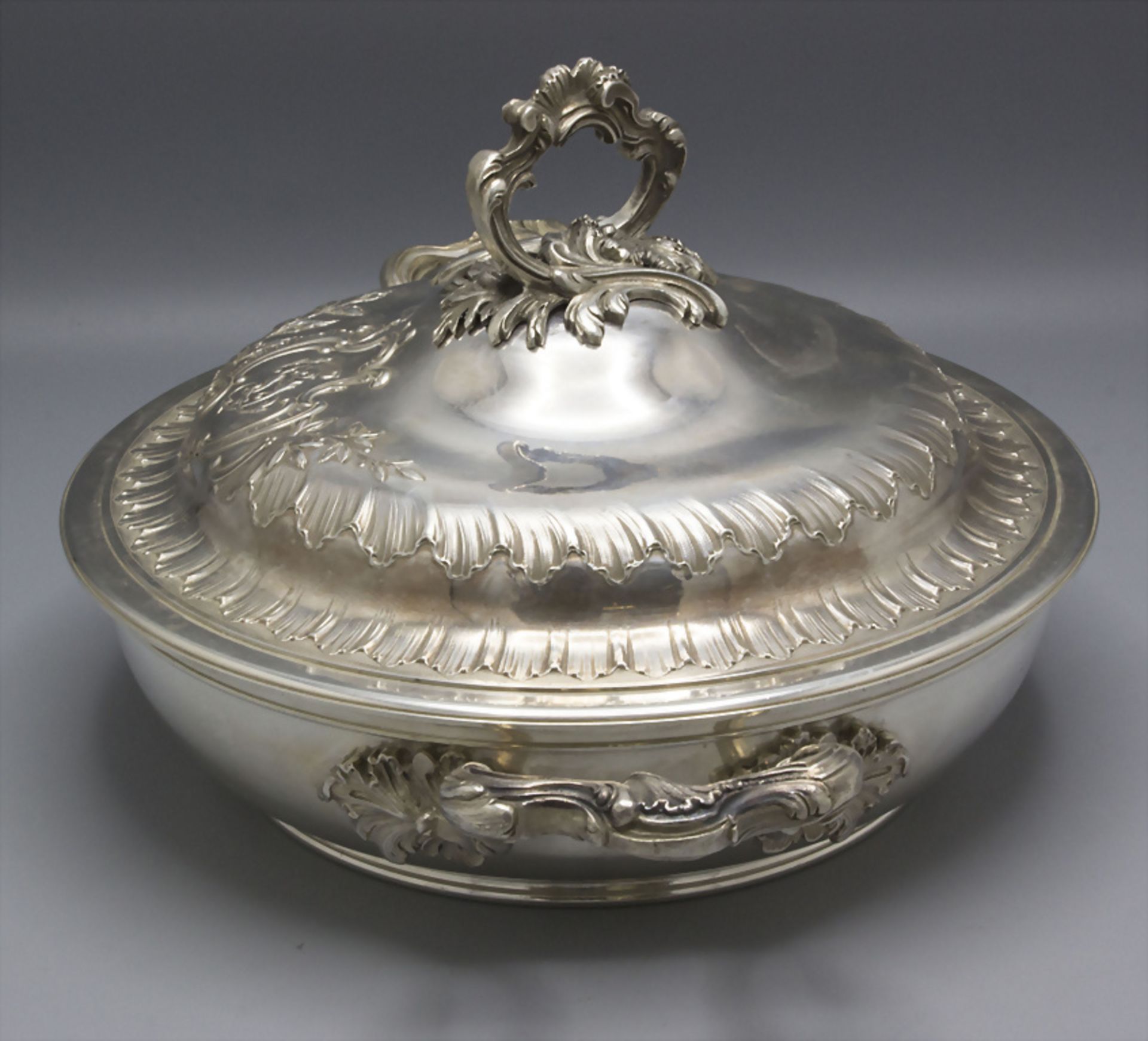 Deckelterrine / A covered silver tureen / Légumier en argent massif, Grognier-Armand, Lyon, um 1900 - Bild 4 aus 9