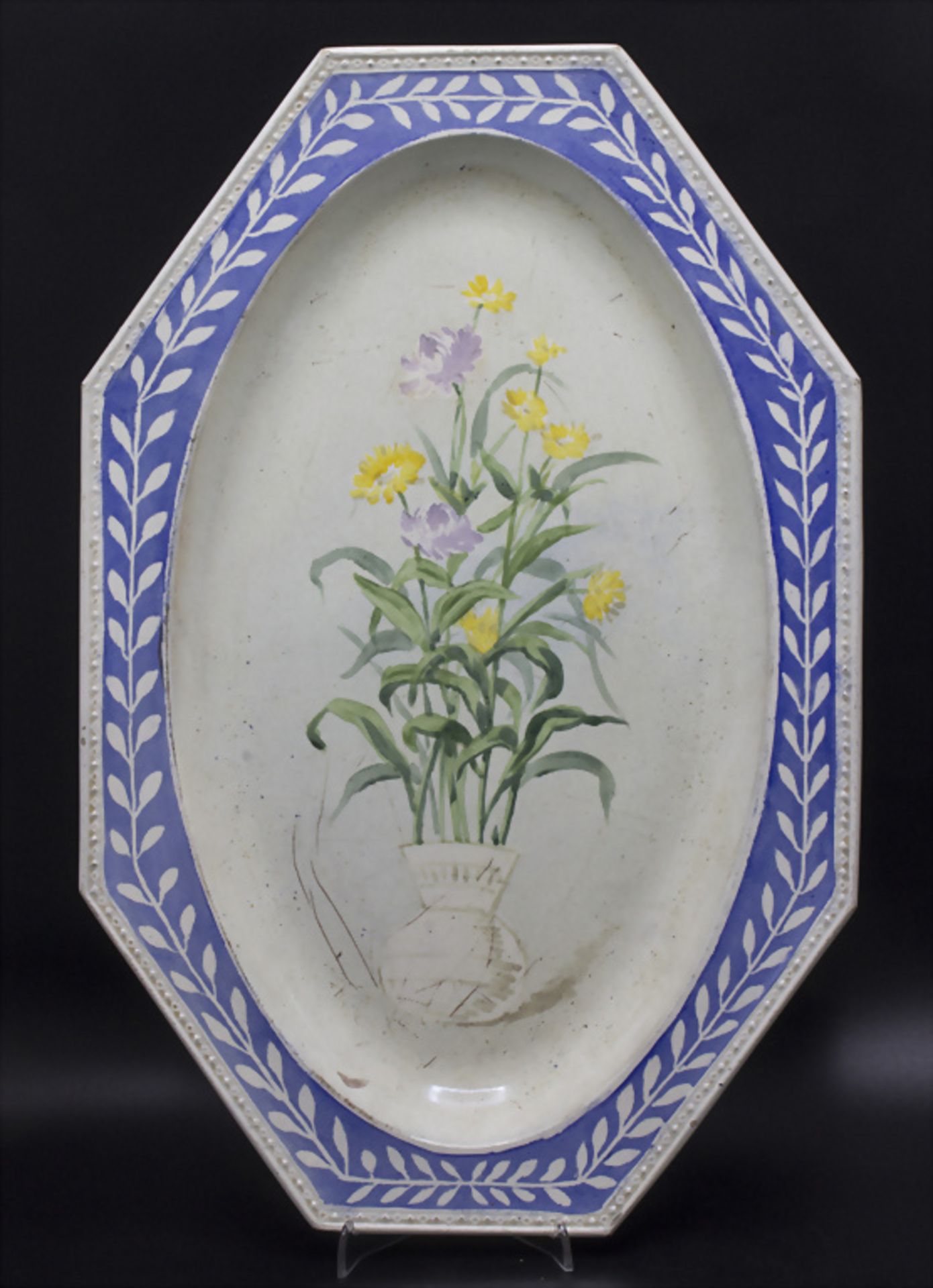 Oktogonale Platte mit Blumenmalerei / A creamware plate with flowers, Creil-Montereau & ...