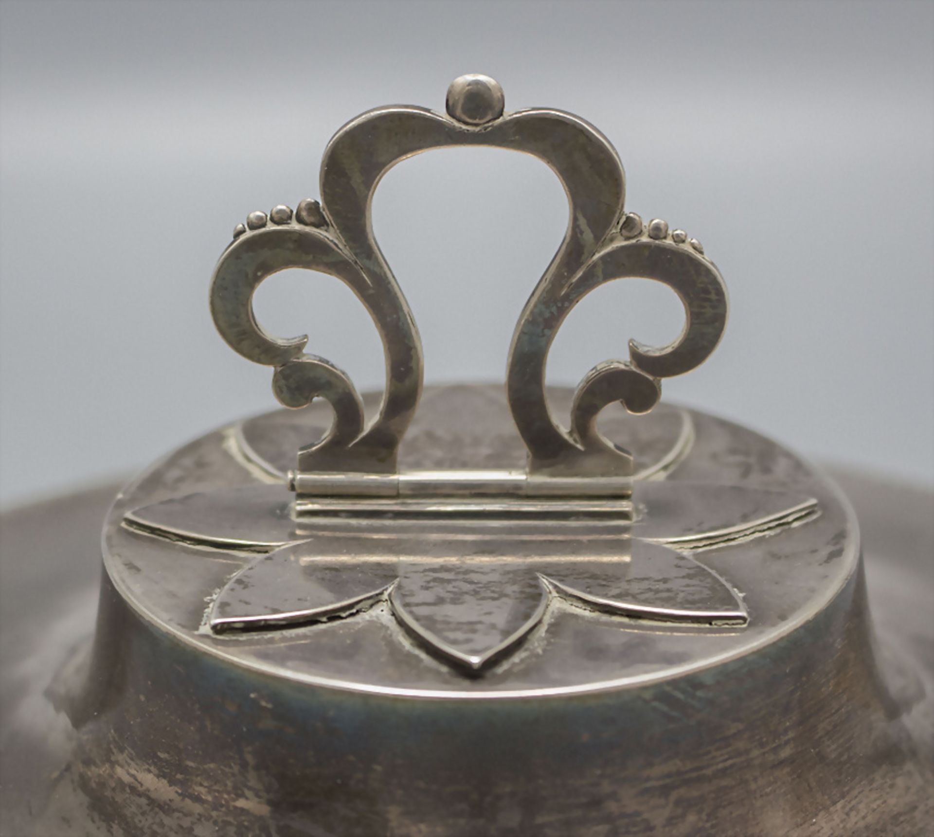 Legumier / Wöchnerinnenschüssel / A silver vegetable tureen, Odiot, Paris, nach 1839 - Image 3 of 6