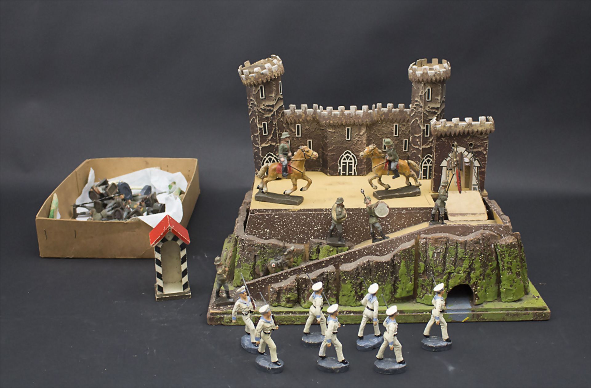 Elastolin / Lineol Burg mit Soldaten und Matrosen / An elastolin castle and figurines of ... - Image 2 of 2