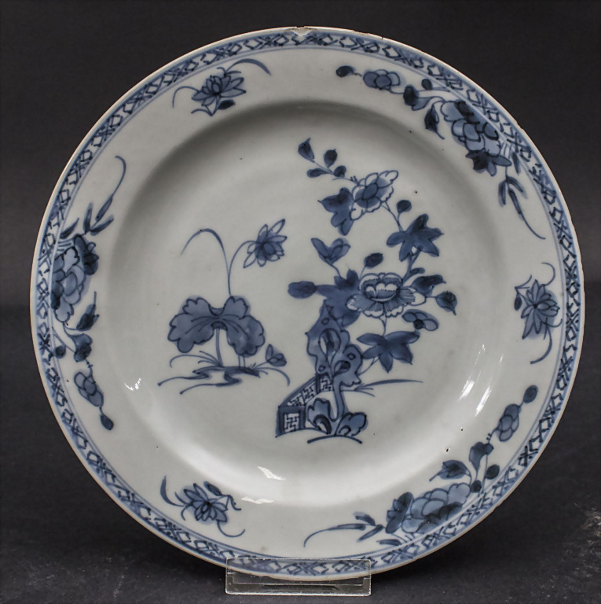 Blau-weißer Teller mit Pfingstrosen / A blue-white plate with peonies, Qianlong, China, 2. ...