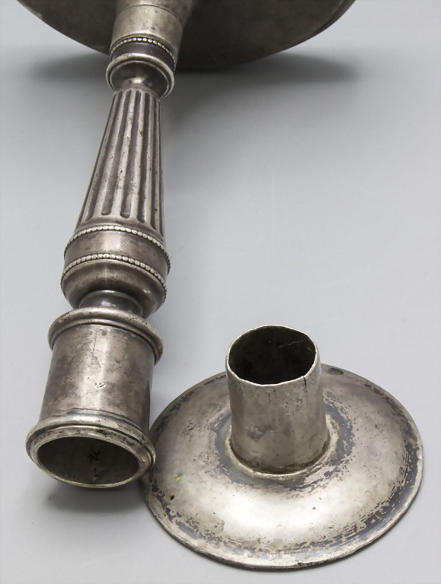 Louis Seize Kerzenleuchter / A silver Louis Seize candlestick, 18. Jh. - Image 3 of 5