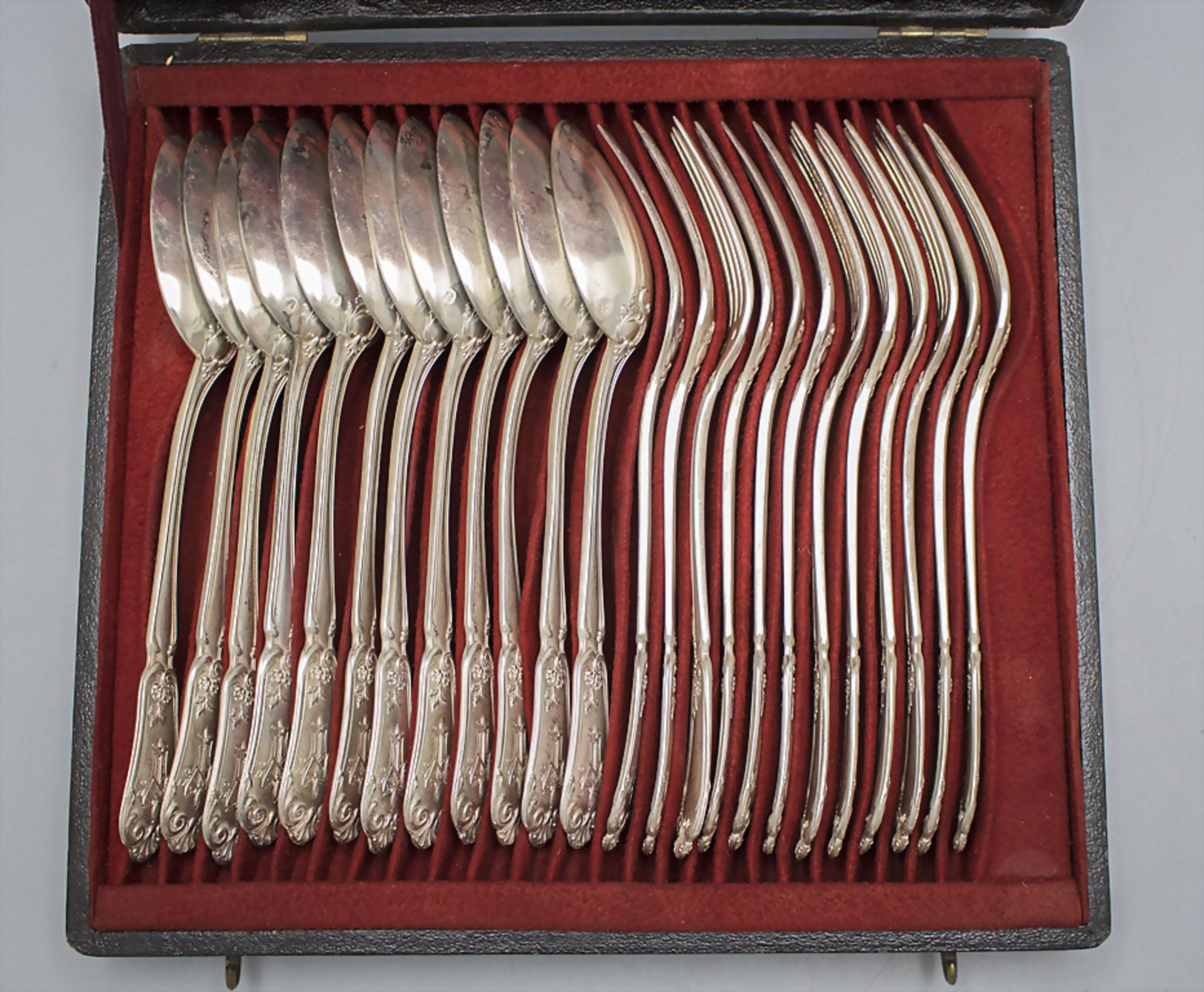 24 tlg. Besteck / A 24-piece set of silver cutlery, Hènin & Cie, Paris, um 1870