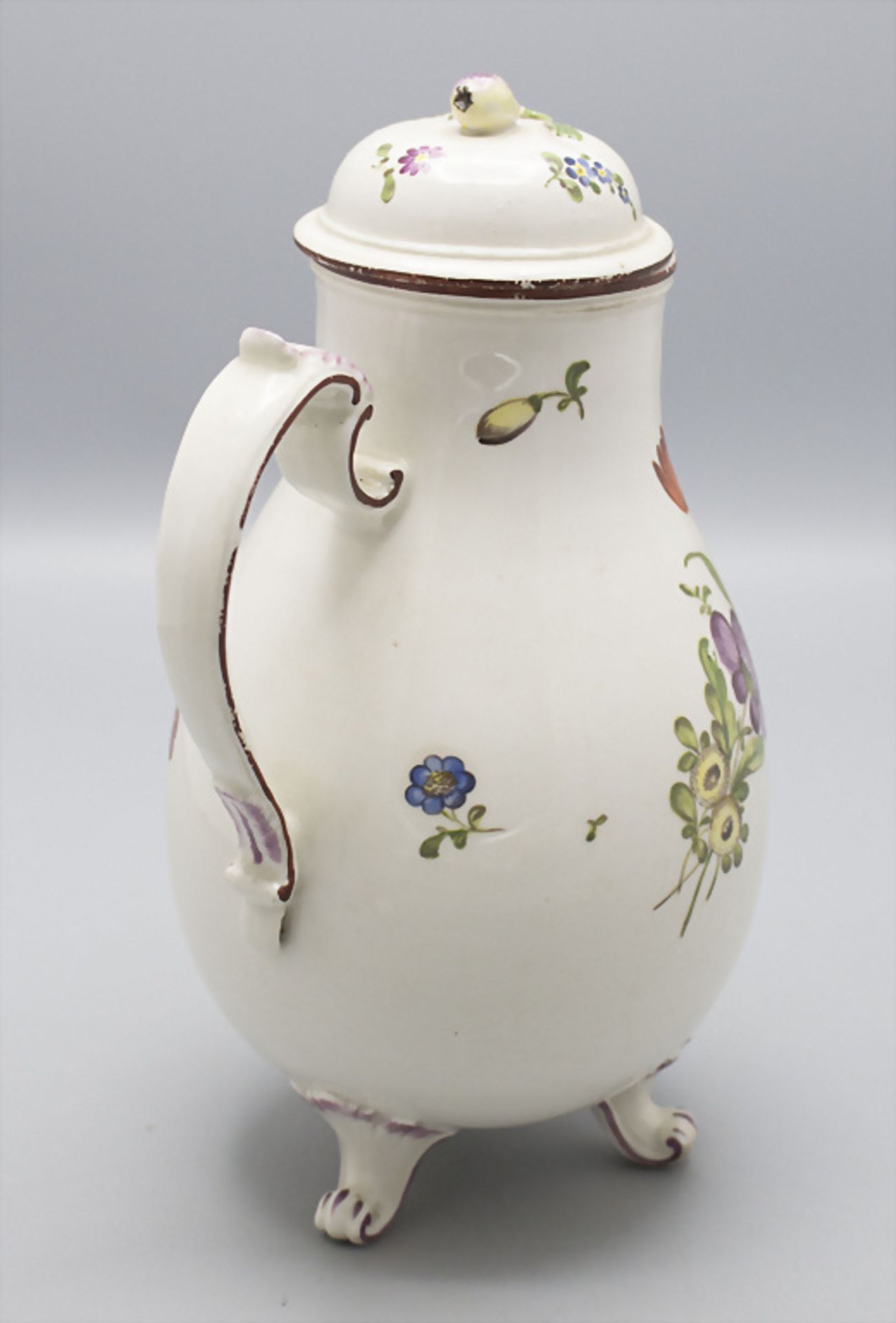 Kaffeekanne auf 3 Volutenfüßen / A coffee pot with flowers, Ludwigsburg, um 1775 - Image 4 of 6