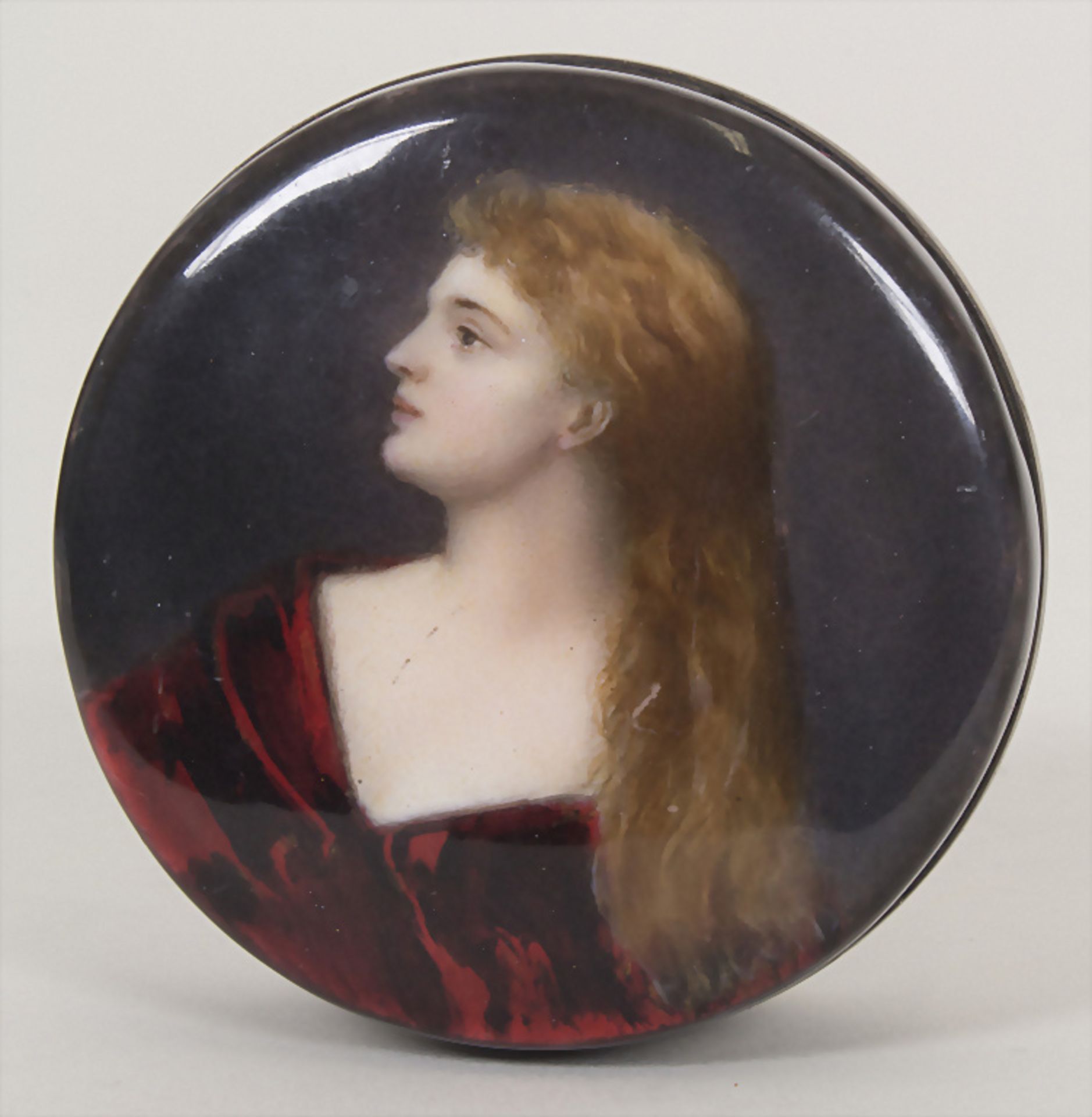 Emaildose mit Portrait einer jungen Frau / A round enamelled silver box with a pre-raphaelite ...