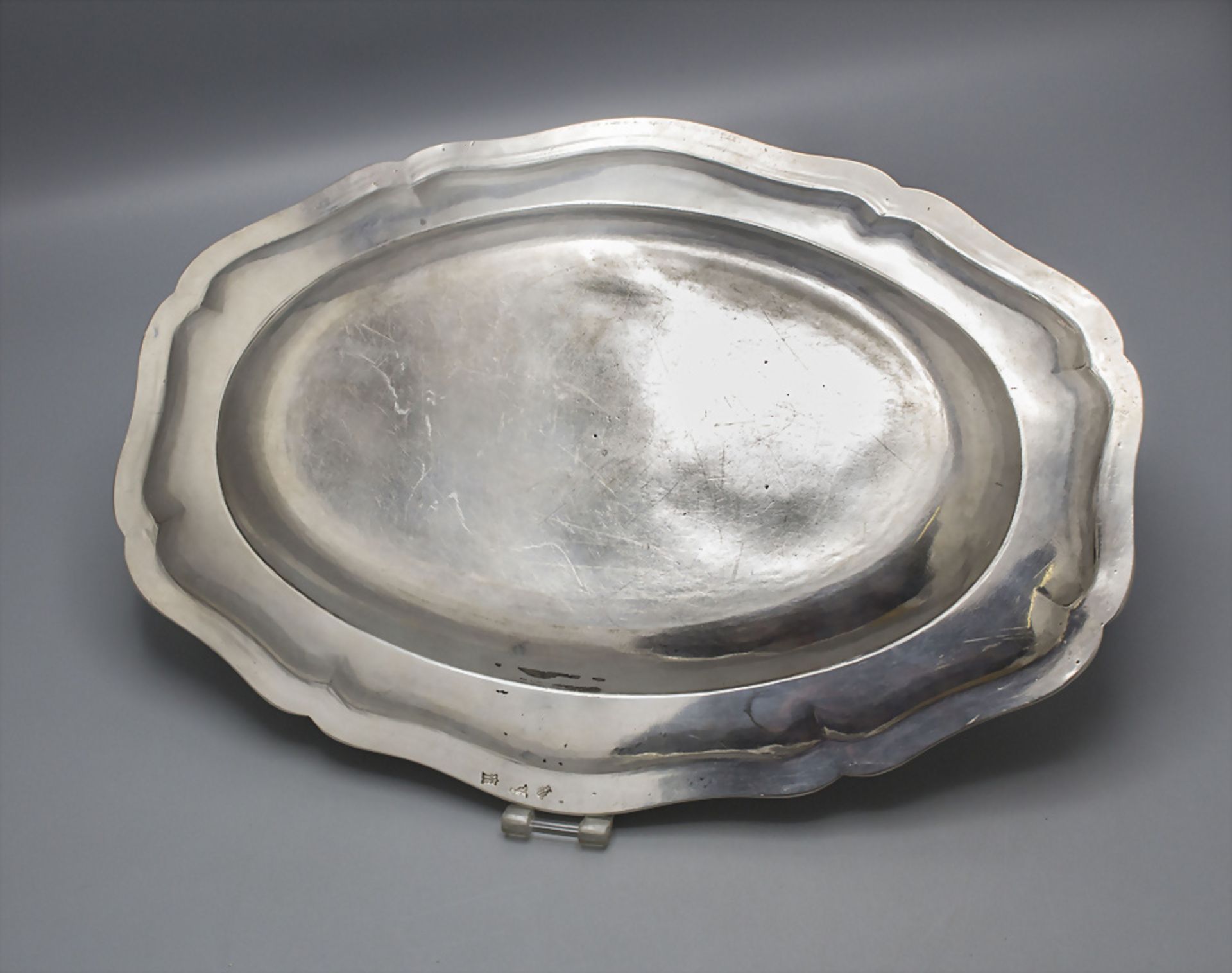 Ovale Barockplatte / An oval Baroque silver platter, Louis Joseph Lenhendrick, Paris, 1780-1781 - Image 3 of 6