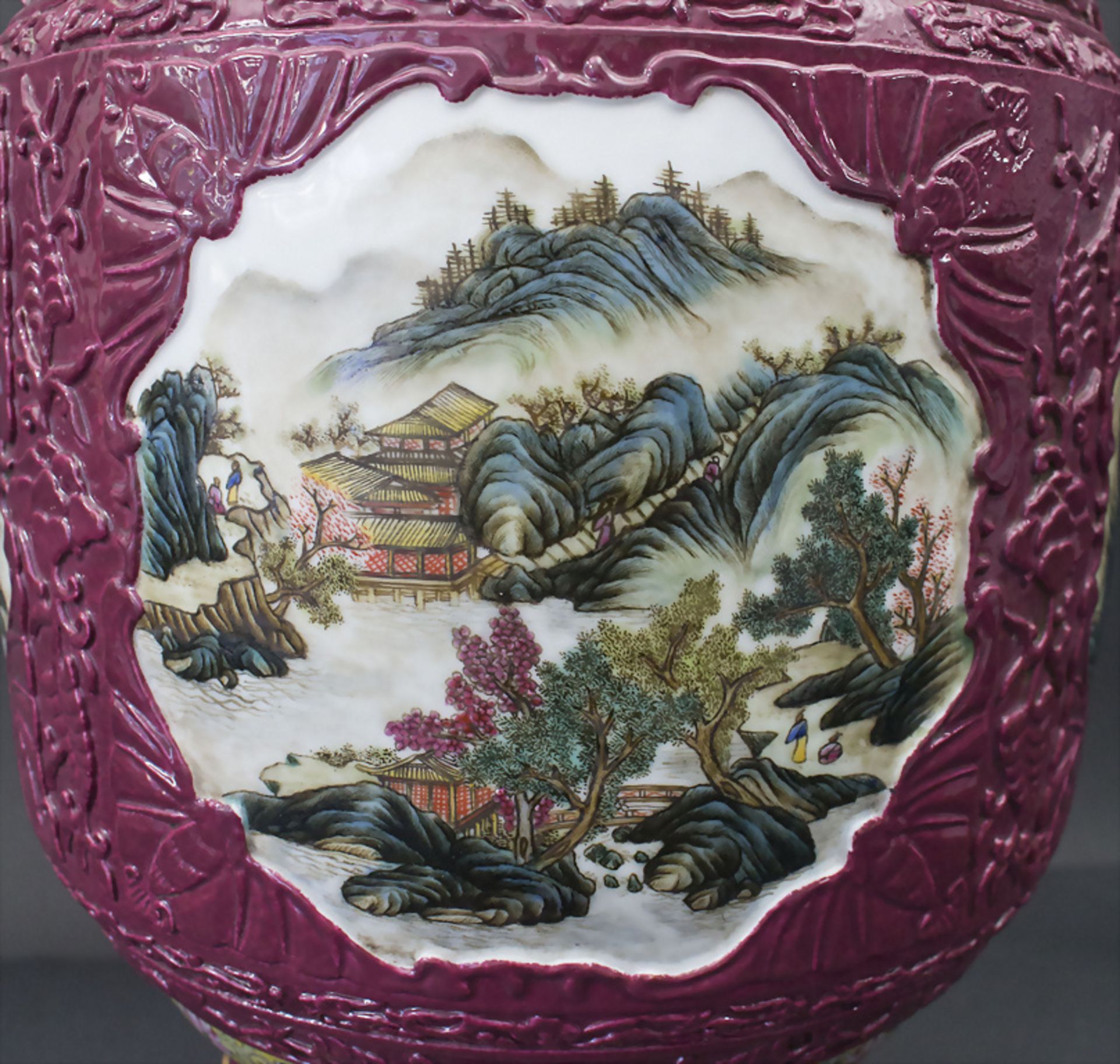 Große Prunkvase / A large splendid porcelain vase, China, wohl Republikzeit (1911-1949) - Image 4 of 5