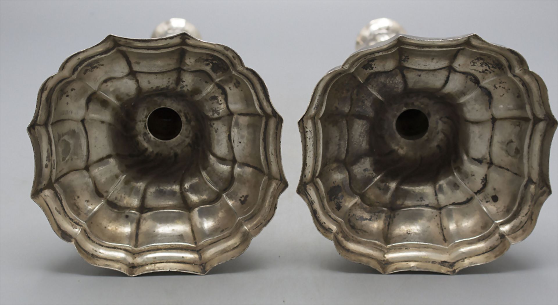 Paar Kerzenleuchter / A pair of silver candlesticks, Berlin, 19. Jh. - Image 3 of 4