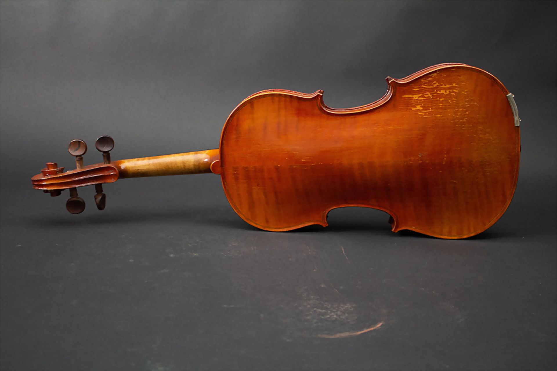 Violine mit 2 Bögen / A violin with 2 bows, Frankreich, Mitte 20. Jh. - Bild 7 aus 10