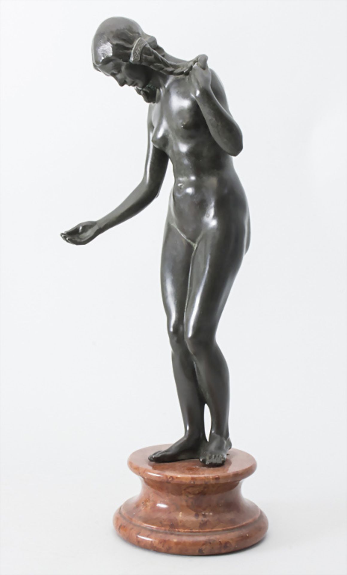 Bronzeplastik 'Weiblicher Akt mit Flechtzöpfen' / A bronze sculpture 'female nude with ... - Image 2 of 9