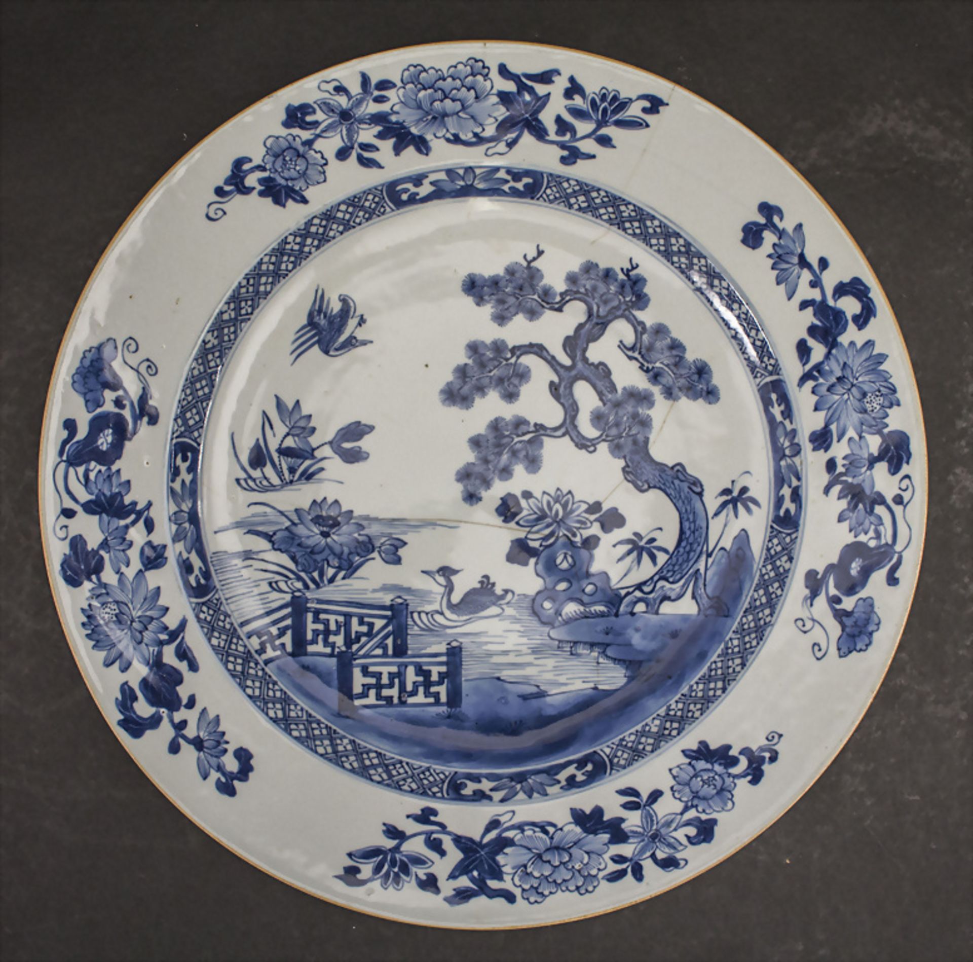 Blau-weißer Teller mit Seelandschaft / A blue and white porcelain plate with a lake landscape, ...