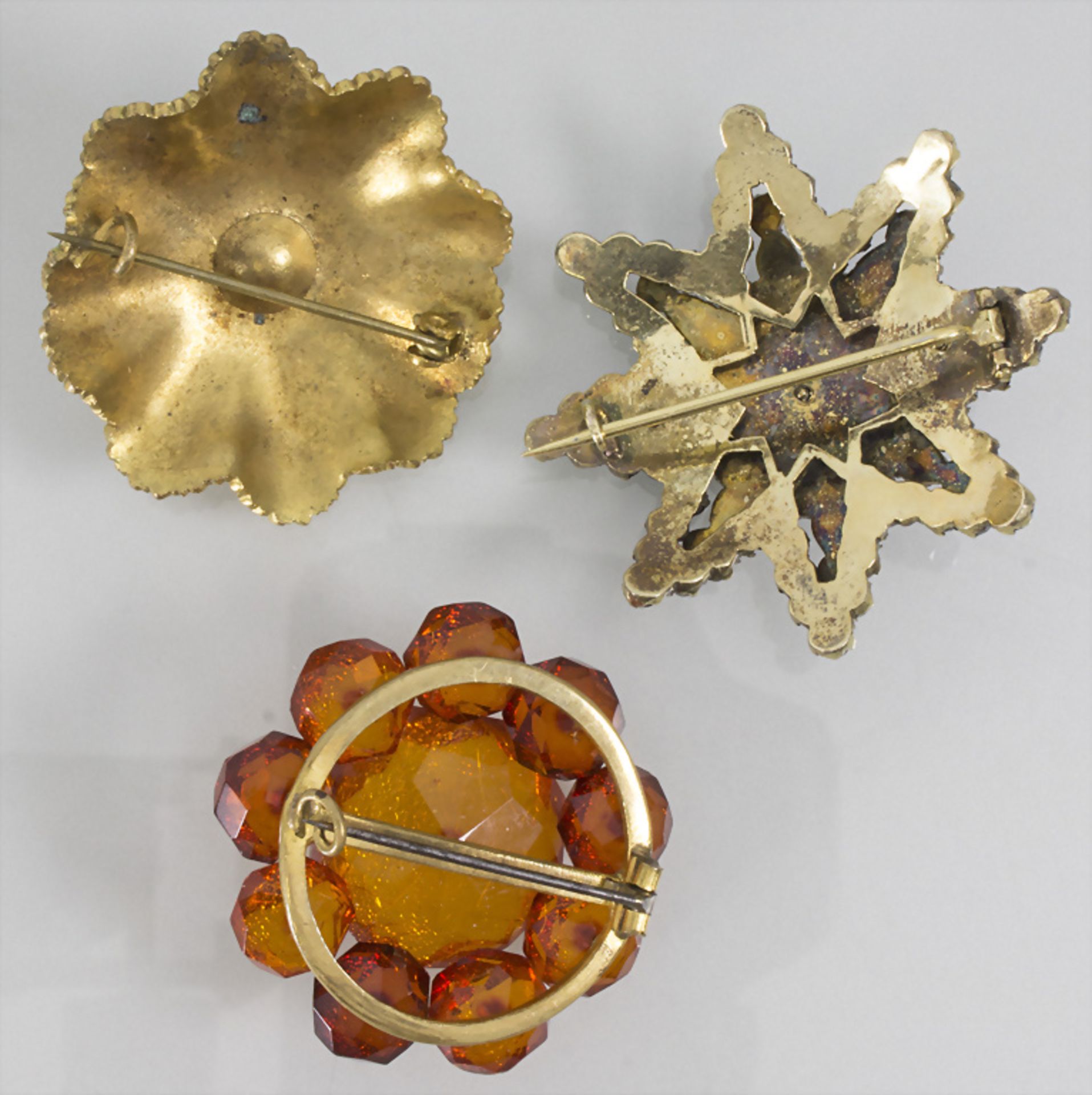 Konvolut drei Broschen / 3 brooches with garnet, amber and gold plated metal - Image 2 of 2