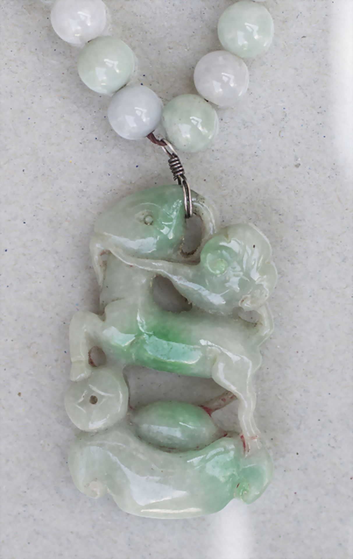 Jadekette mit Glückssymbol / A jade necklace with a lucky symbol, China, Qing-Dynastie (1644-1911) - Bild 4 aus 10