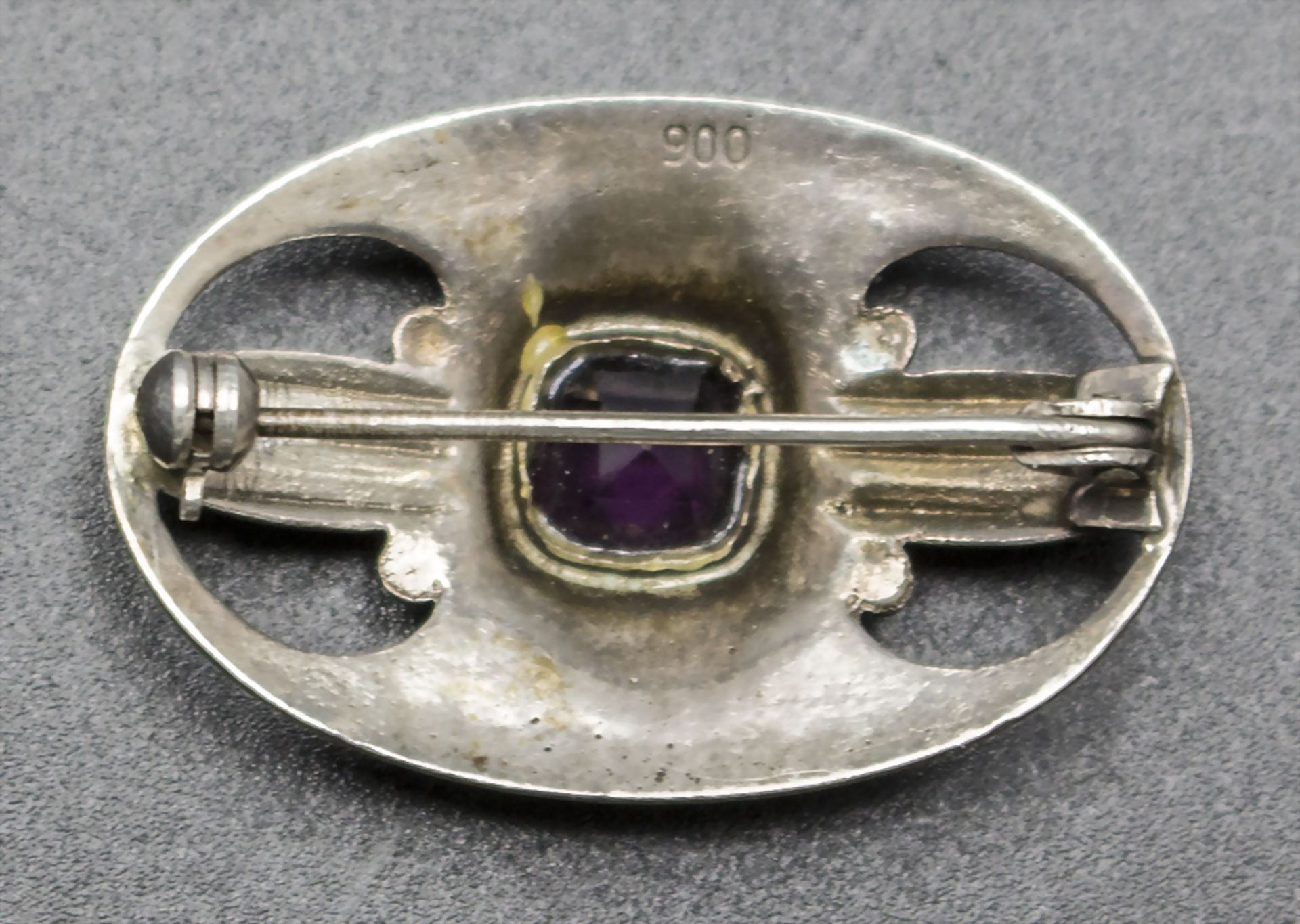 Jugendstil Brosche mit Amethyst / An Art Nouveau silver brooch with Amethyst, wohl deutsch, um 1900 - Image 3 of 3