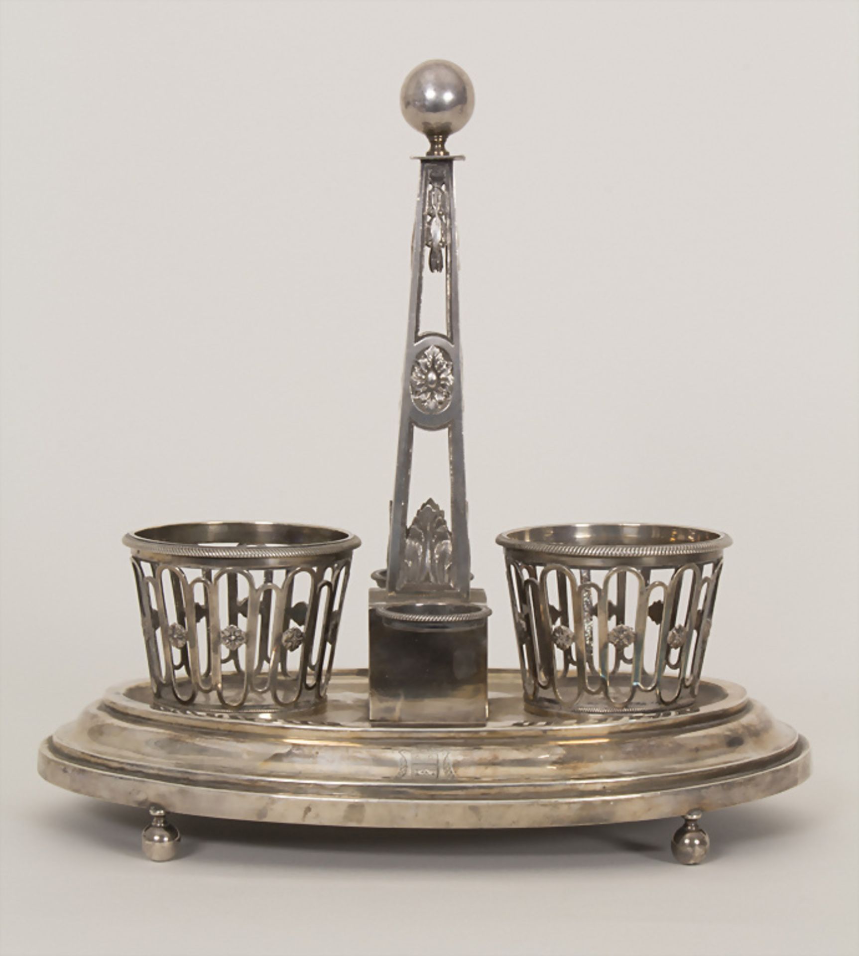 Louis-Seize Menage / A silver Louis-seize cruet stand, Henri-Louis Dutry, Paris, 1787 - Bild 3 aus 9