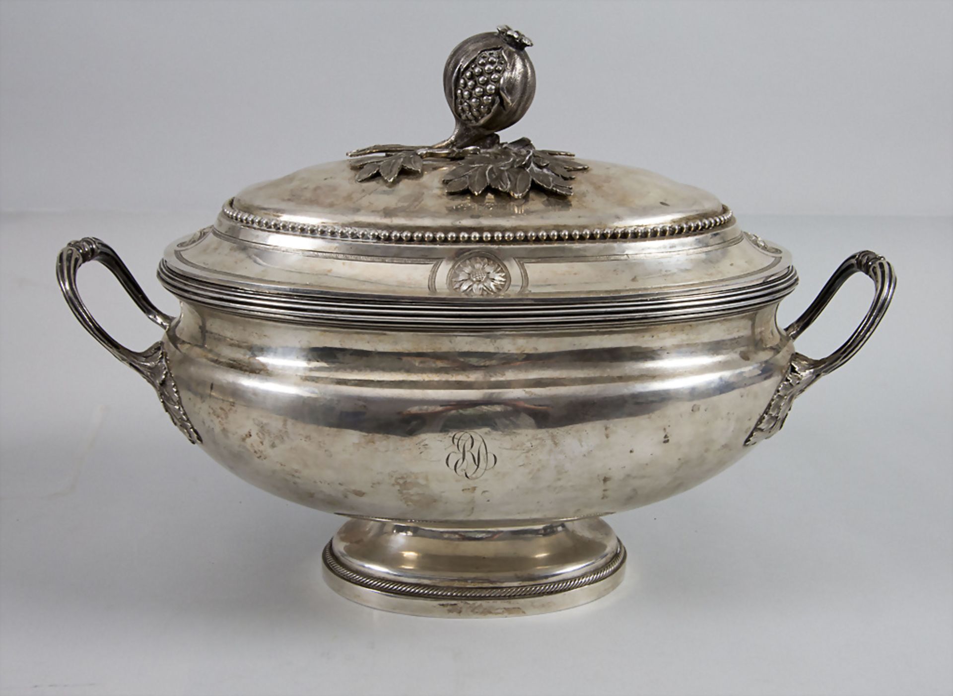 Louis Seize Deckelterrine / A covered silver tureen / Un légumier en argent, Paris, 1784