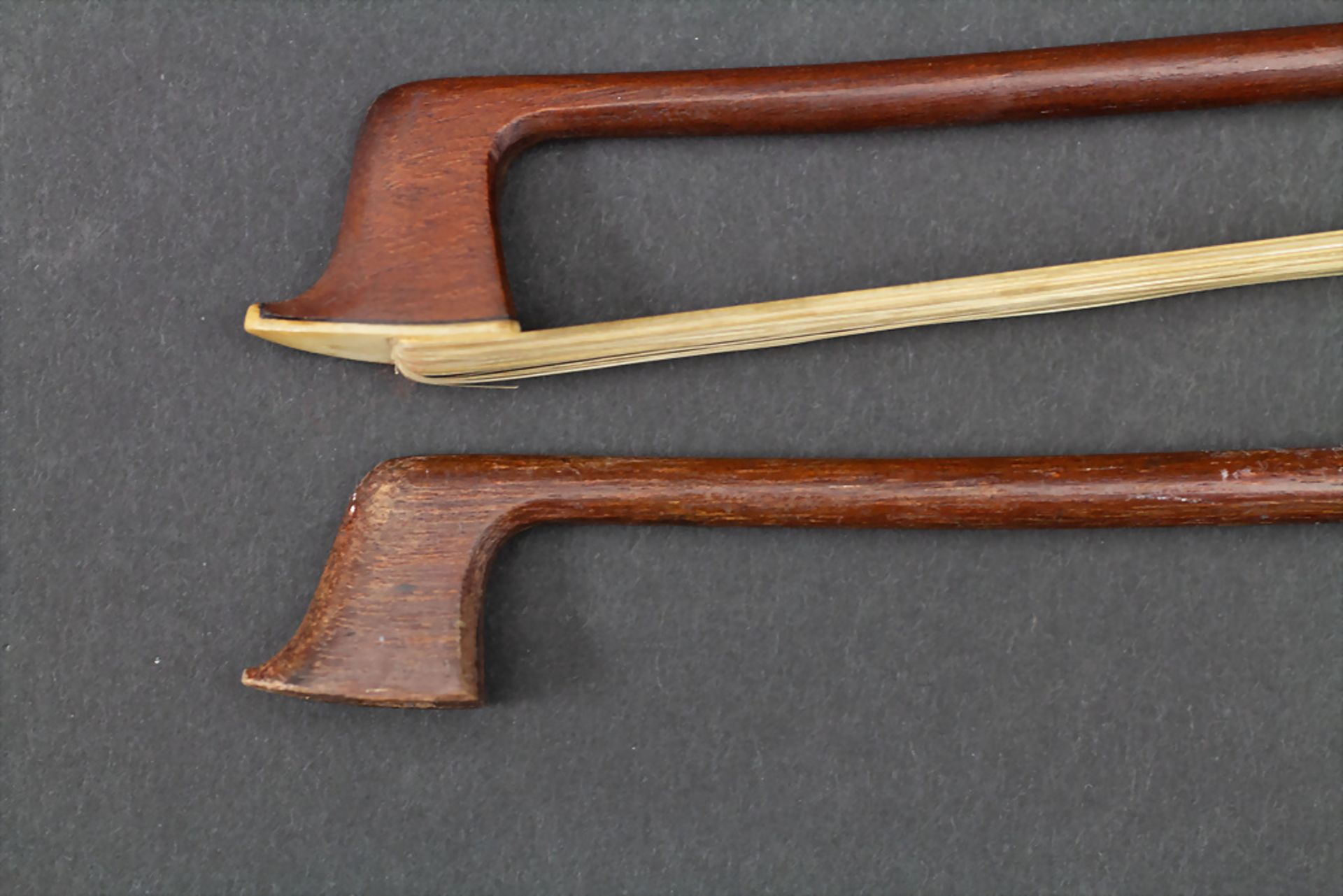 Violine mit 2 Bögen / A violin with 2 bows, Frankreich, Mitte 20. Jh. - Bild 4 aus 10