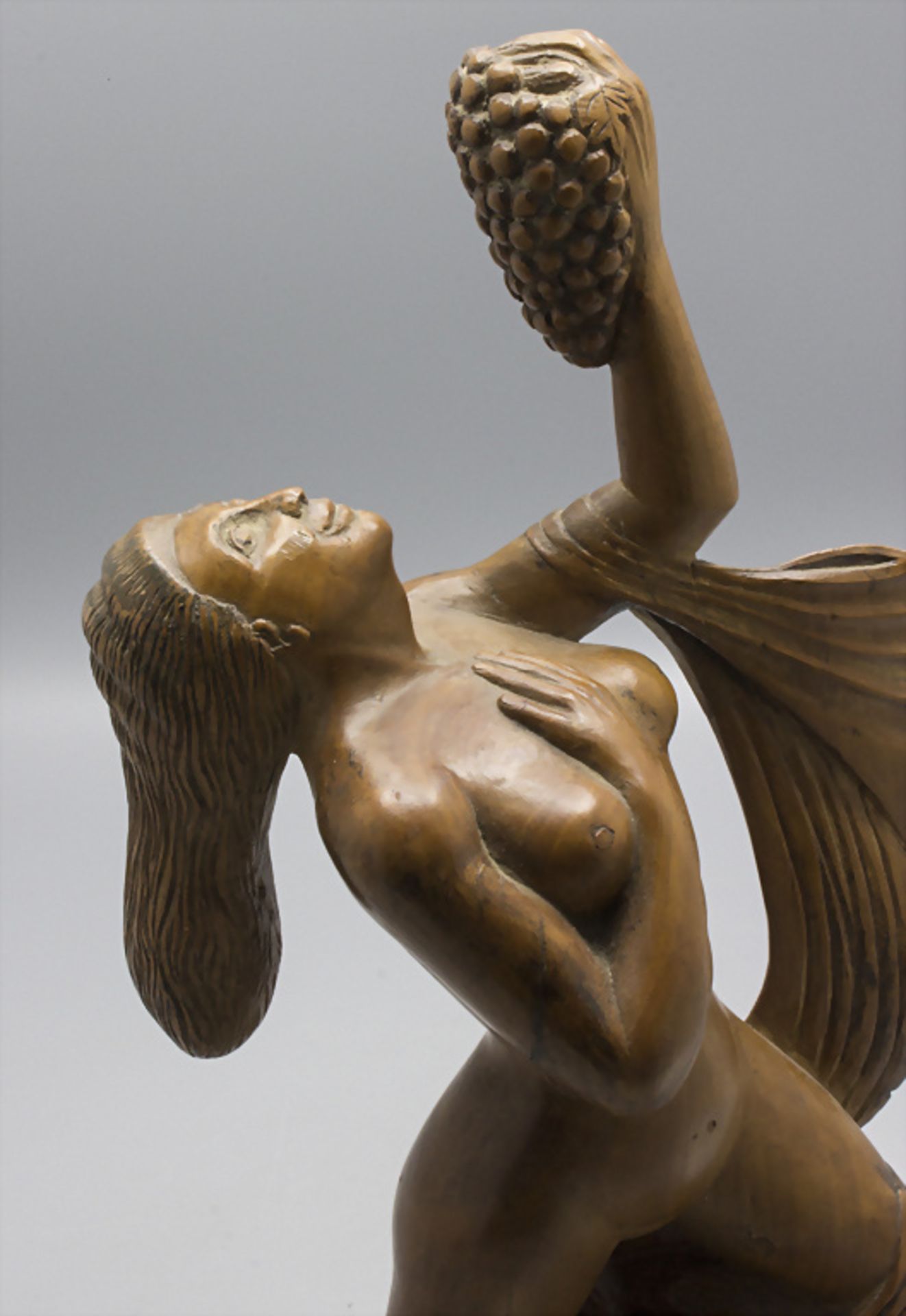 Holzskulptur 'weiblicher Akt mit Trauben' / A wooden scultpture of a female nude with grapes, ... - Bild 4 aus 5