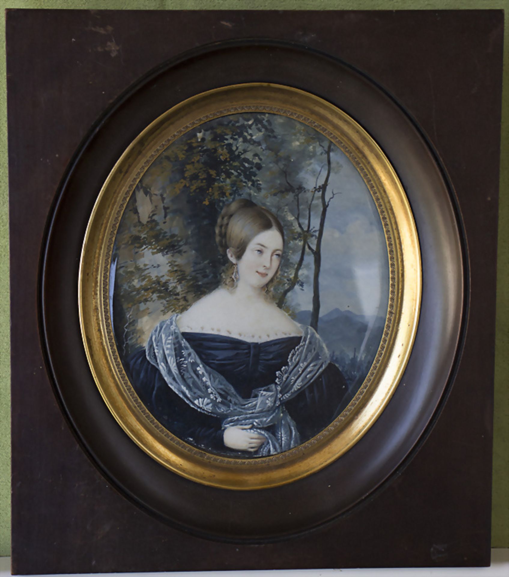 Miniatur Porträt einer lächelnden jungen Dame vor Landschaft / A miniature portrait of a ... - Bild 2 aus 3