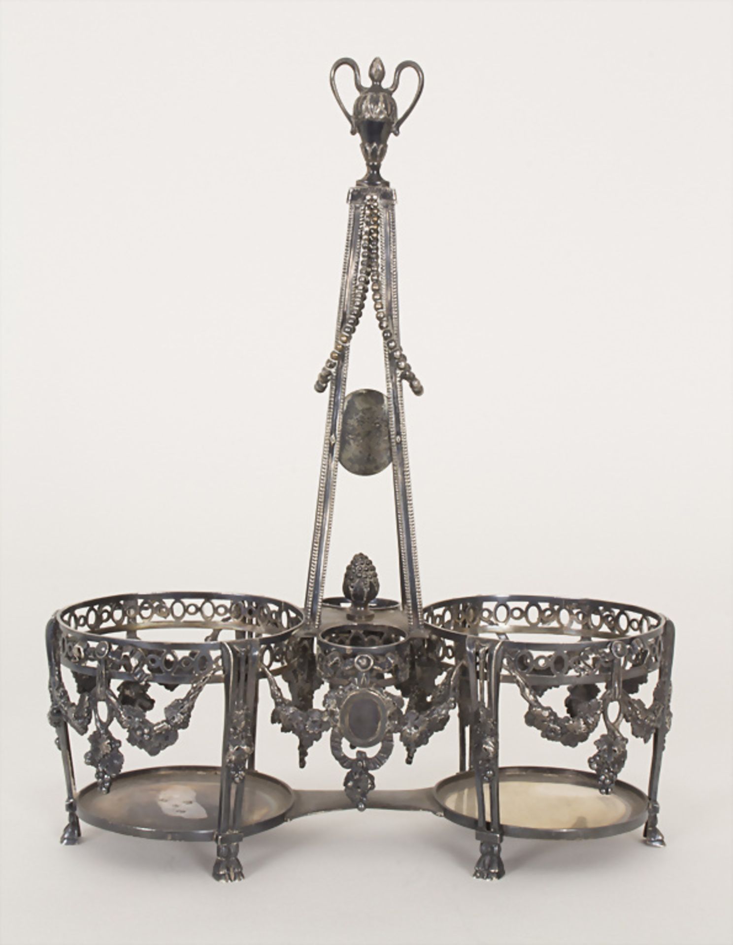 Louis-Seize Menage / A Louis-seize silver cruet stand, Namur, 1789 - Bild 2 aus 9