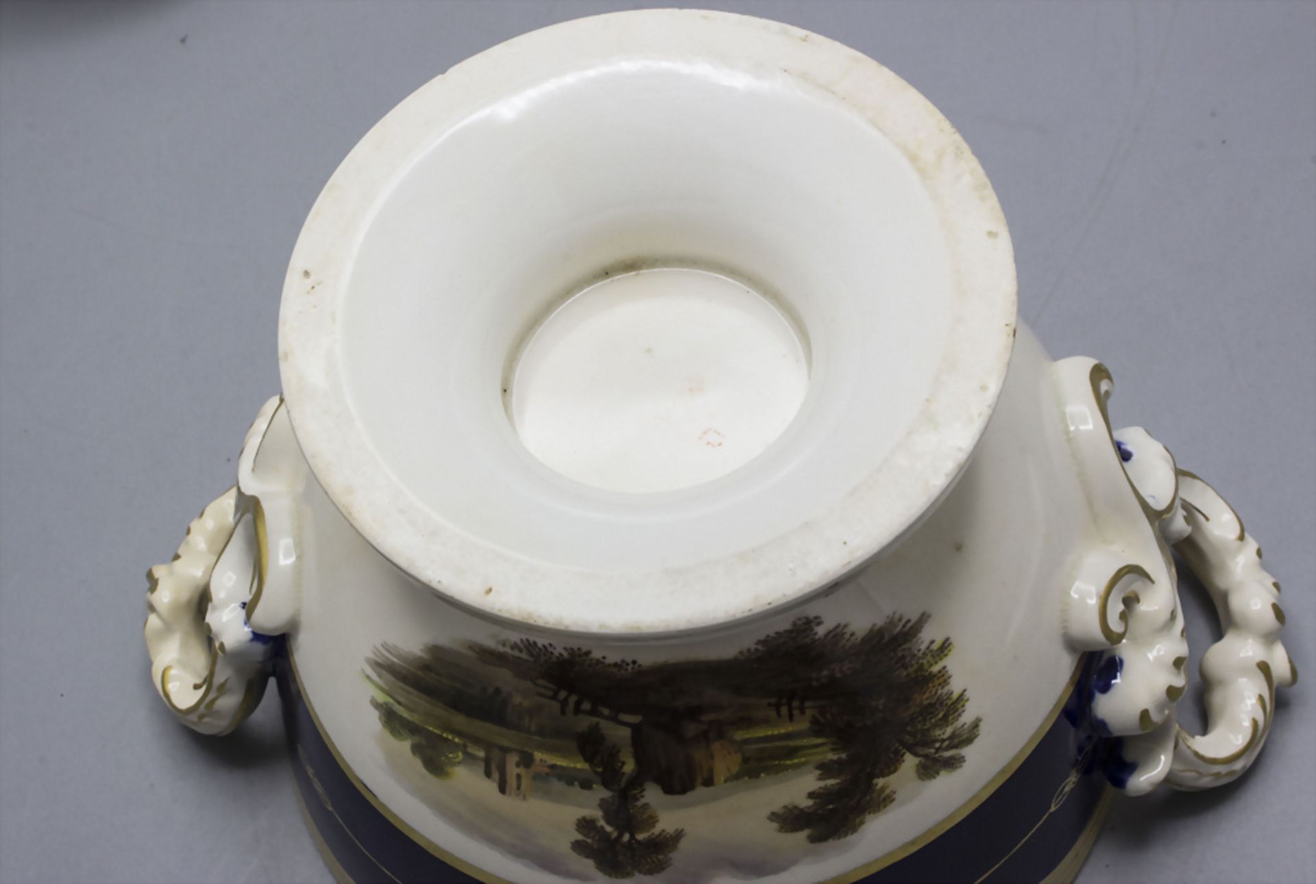Creamware Saucenterrine / A fine faience cobalt and gilt sauce tureen with landscapes, wohl ... - Image 3 of 3