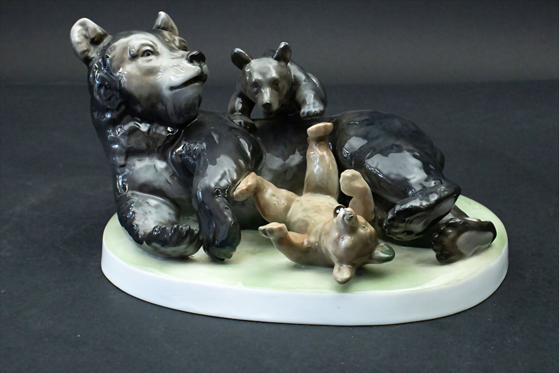 Tierplastik 'große Bärengruppe' / An animal sculpture 'large group of bears', Rosenthal, Selb, ...