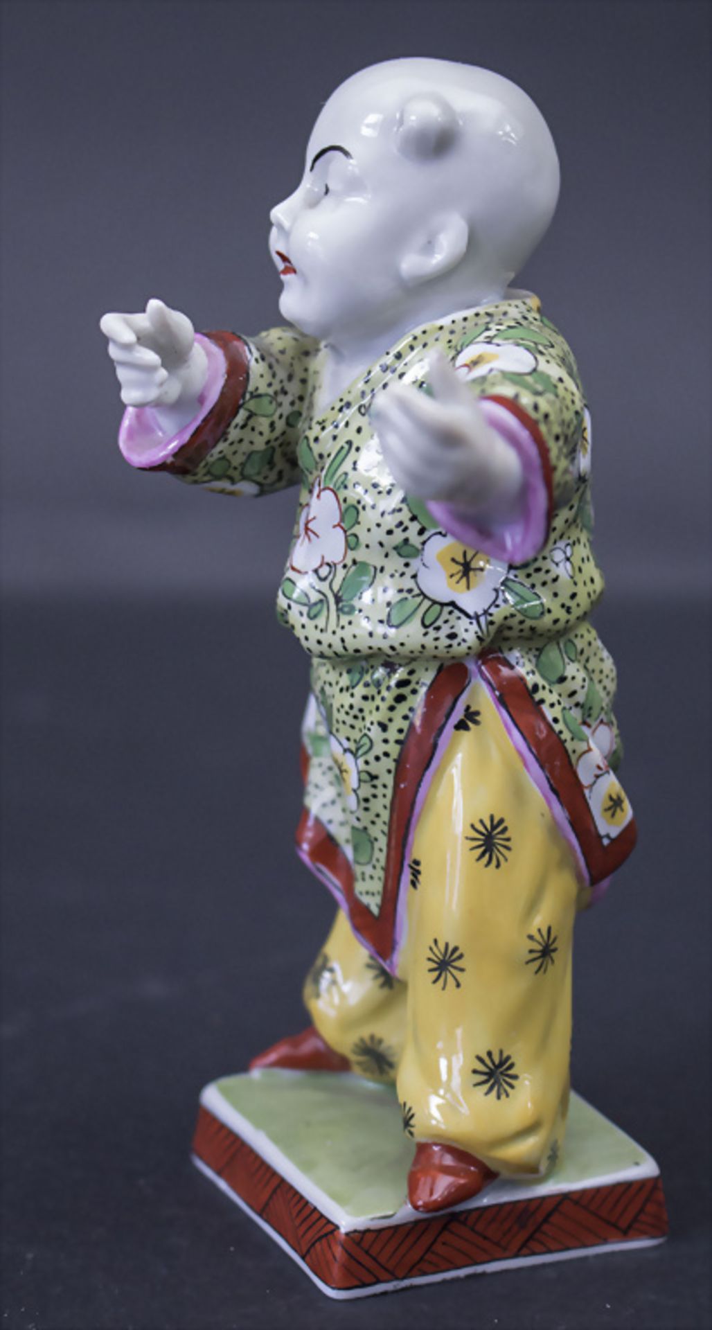 Figur 'Chinese mit Pflaumenblütengewand' / A figure of a Chinese with plumblossom print ... - Image 2 of 5
