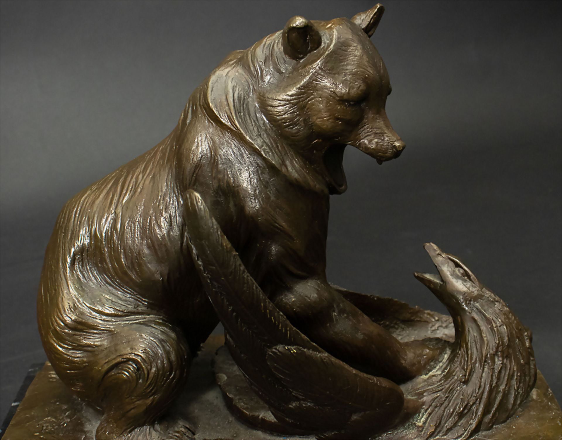 Bronze Skulptur 'Adler gegen Bären' / A bronze sculpture 'eagle vs. bear' - Image 5 of 8