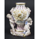 Vase mit Satyr Maskarons und 3 Amoretten / A vase with satyr mascarons and 3 cherubs, Meissen, ...
