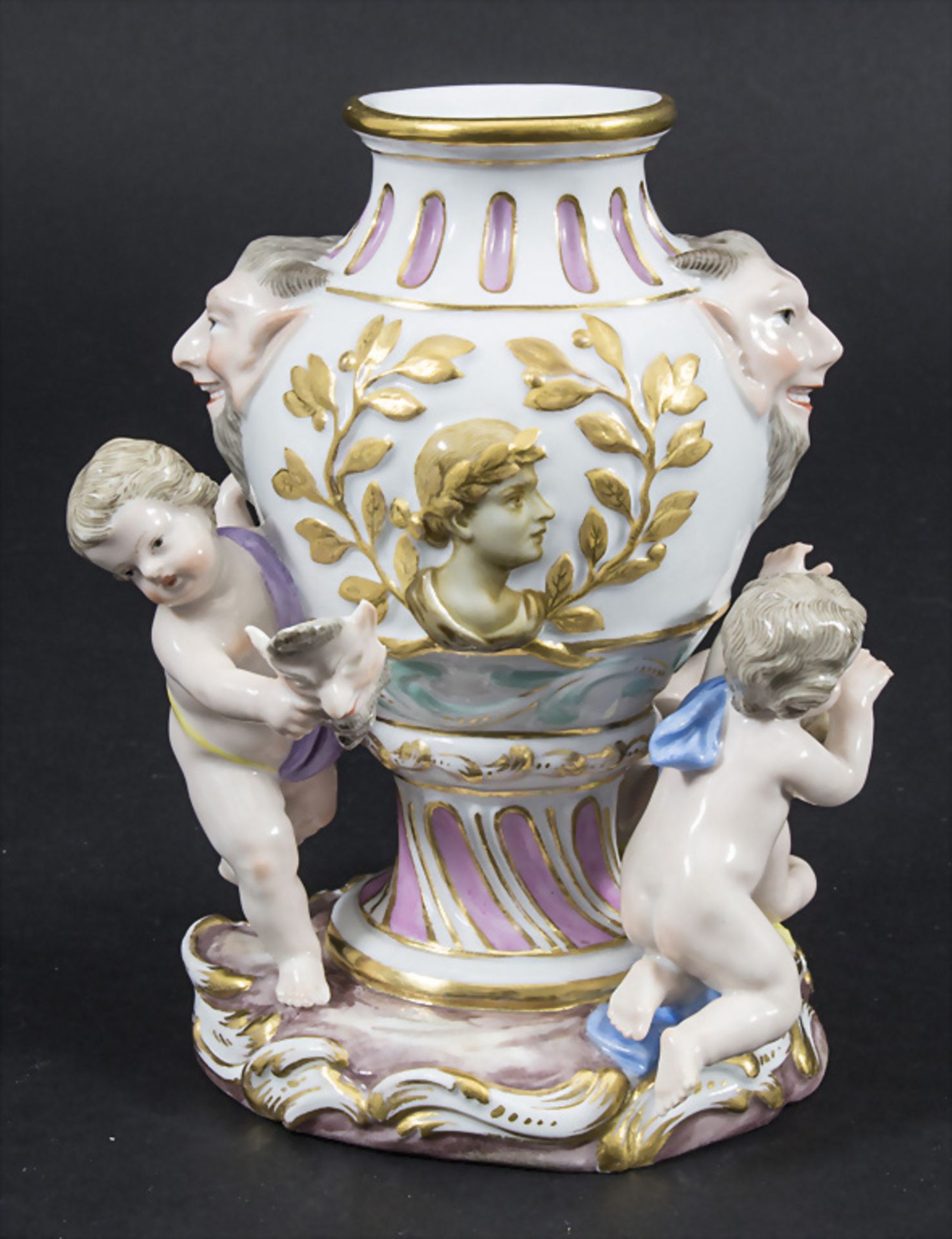 Vase mit Satyr Maskarons und 3 Amoretten / A vase with satyr mascarons and 3 cherubs, Meissen, ...
