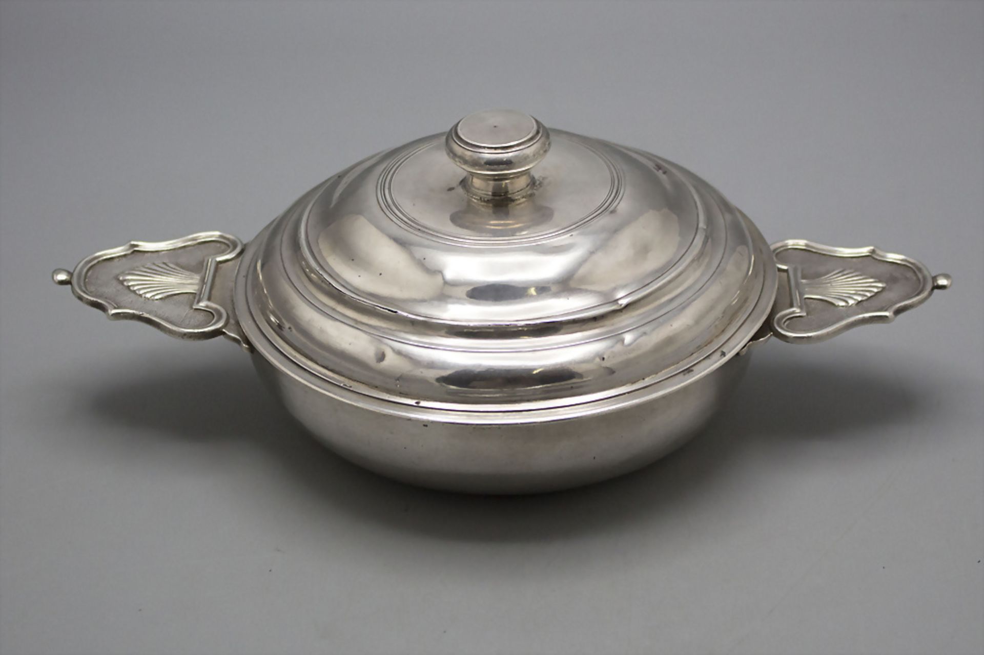 Legumier / Wöchnerinnenschüssel / Ecuelle / A silver tureen, wohl Schweiz, 18. Jh.