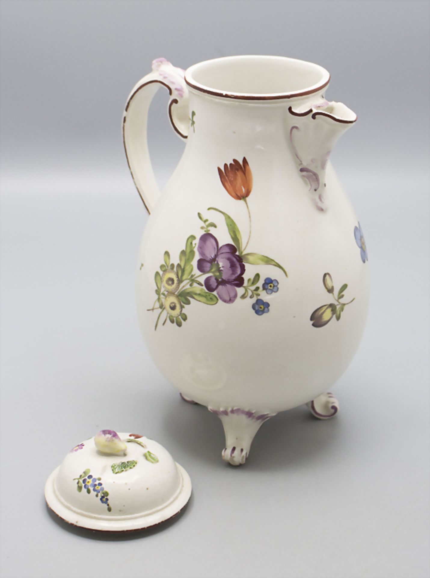 Kaffeekanne auf 3 Volutenfüßen / A coffee pot with flowers, Ludwigsburg, um 1775 - Bild 3 aus 6