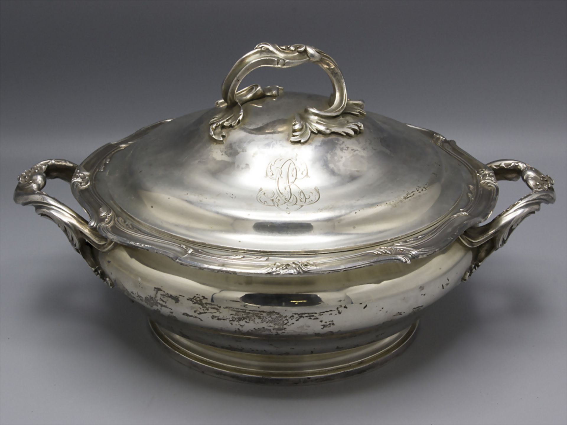 Deckelterrine / A covered silver tureen / Légumier en argent massif, Hènin & Cie., Paris, um 1920