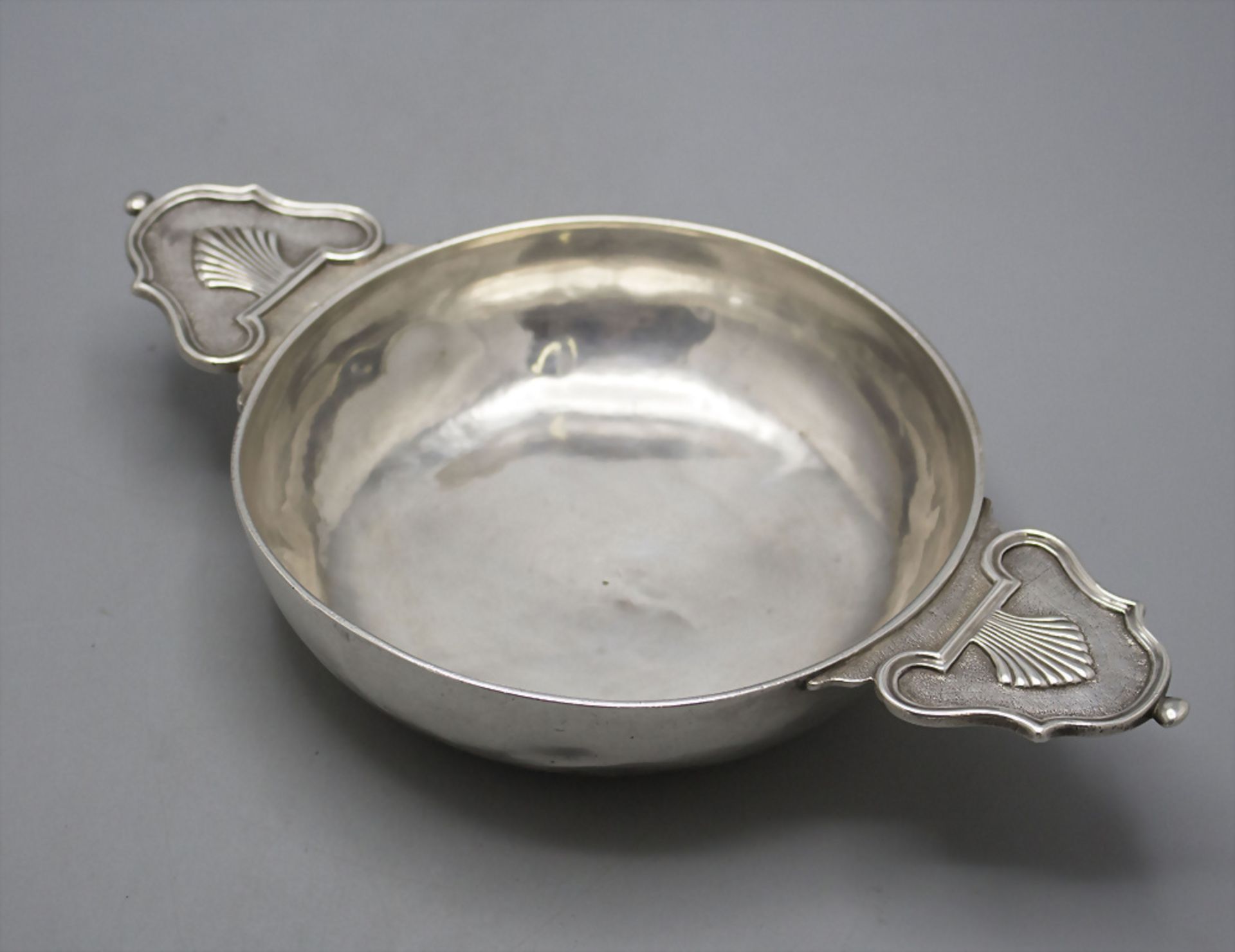 Legumier / Wöchnerinnenschüssel / Ecuelle / A silver tureen, wohl Schweiz, 18. Jh. - Bild 2 aus 5