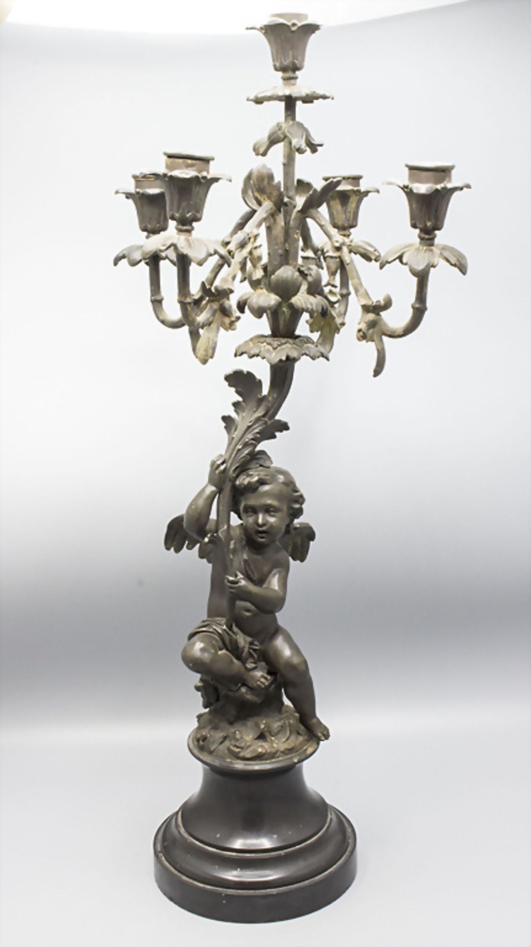Großer figürlicher Kerzenleuchter / Girandole / A figural bronze candelabra, Frankreich, 19. Jh.