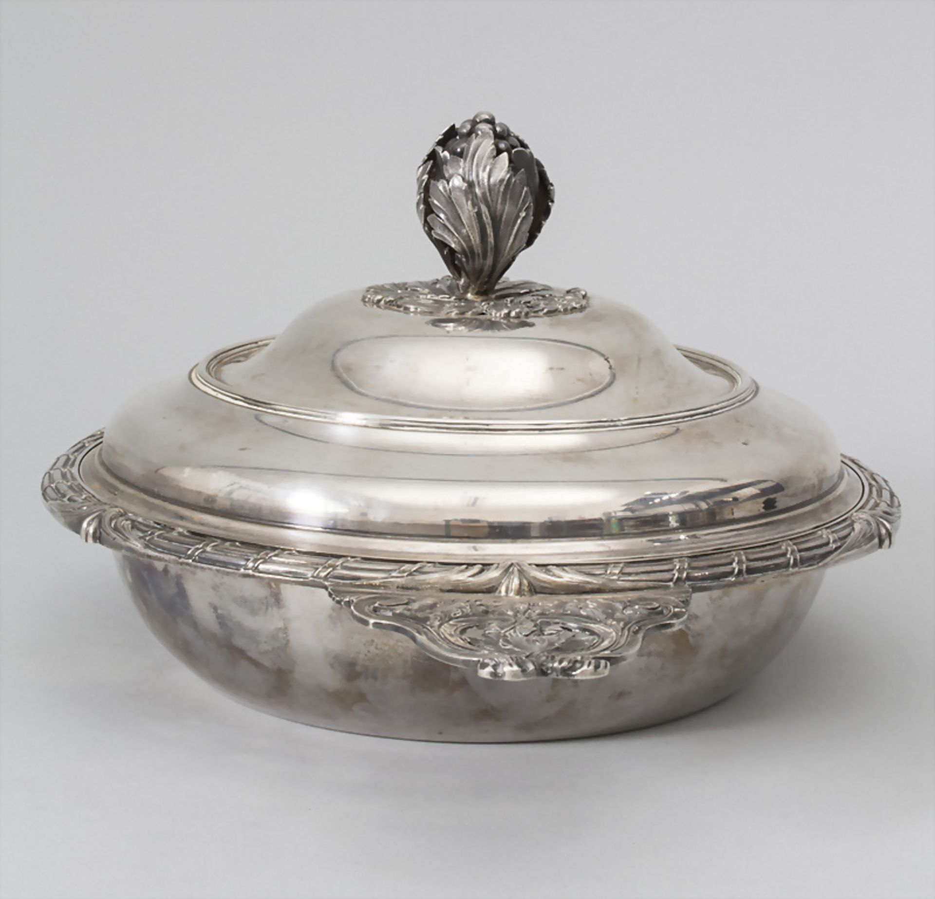 Deckelterrine / A covered silver tureen / Un légumier en argent, Odiot, Paris, 19. Jh. - Image 4 of 11