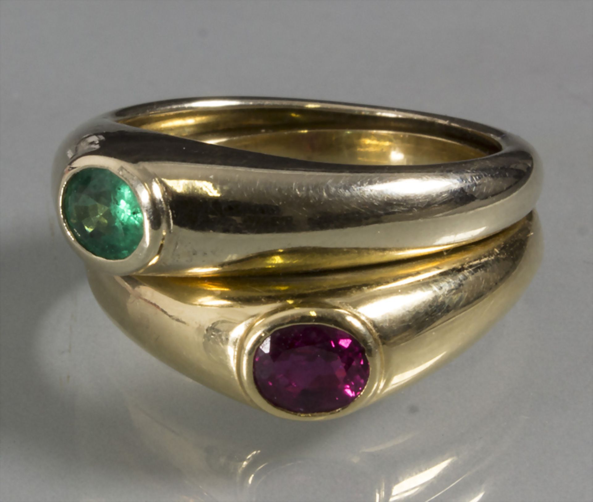 Doppelring mit Smaragd und Rubin / A double and mouvable 18ct gold ring with ruby and emerald