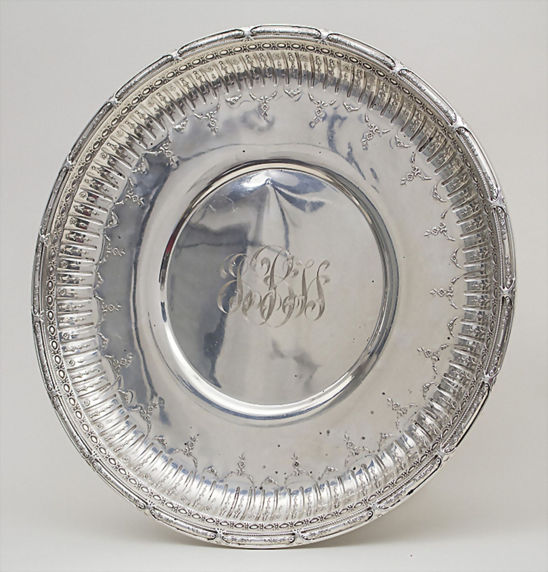 Große Silberplatte 'Marie Antoinette' / A large 'Marie Antoinette' sterling silver platter, ...