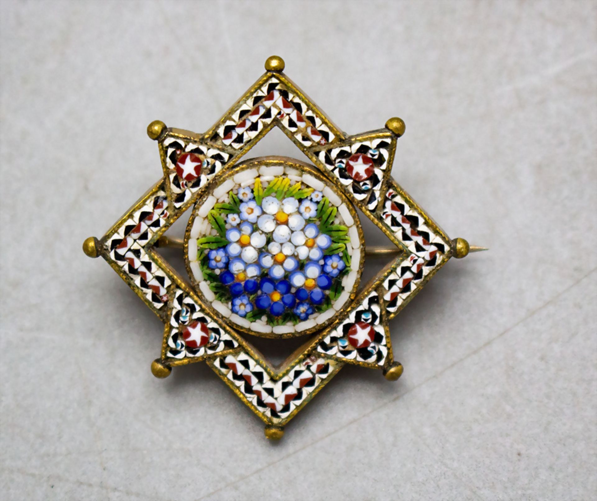 Millefiori-Brosche mit Vergissmeinnicht / A millefiori mosaic brooch with forget-me-not, ...