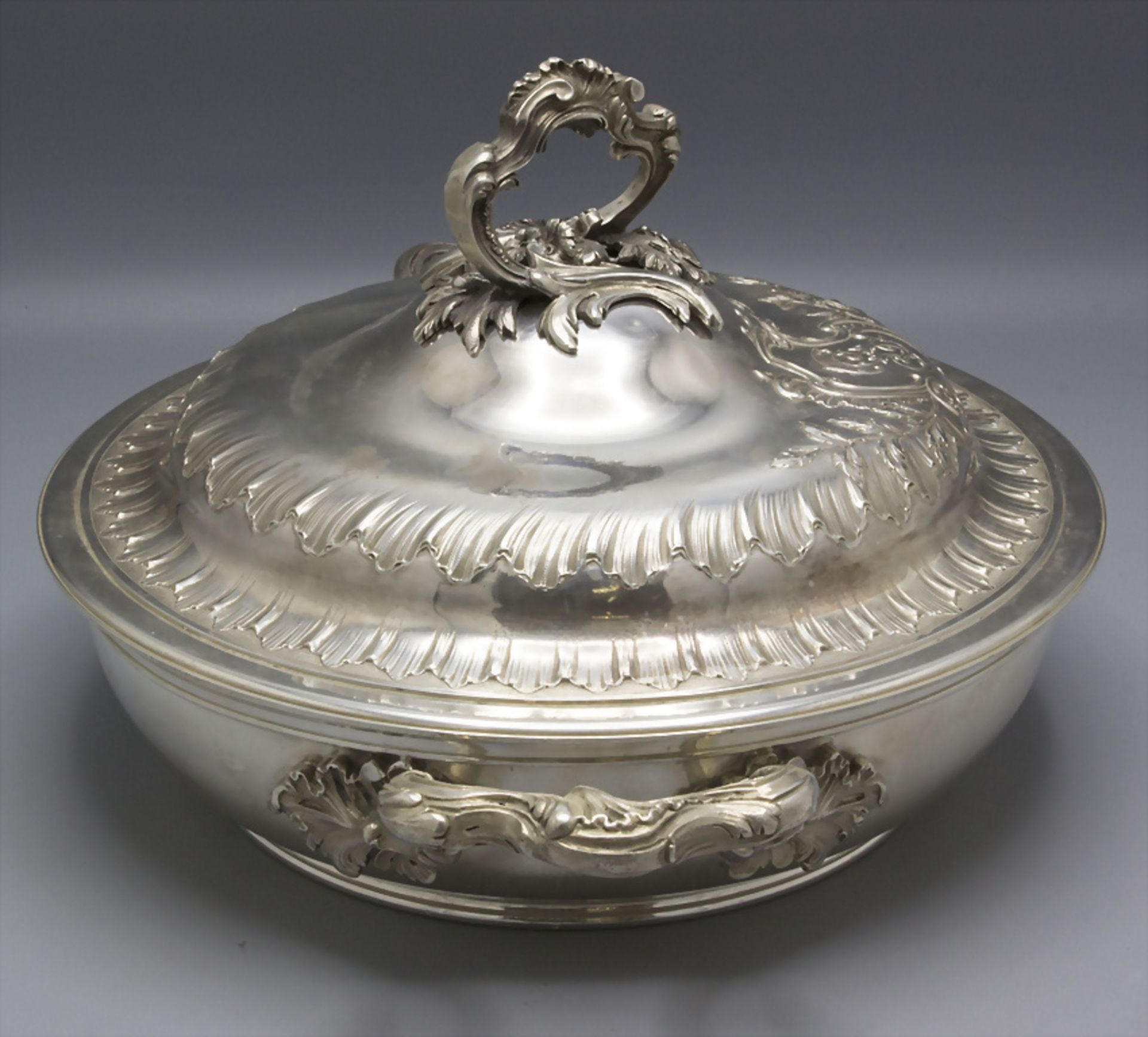 Deckelterrine / A covered silver tureen / Légumier en argent massif, Grognier-Armand, Lyon, um 1900 - Bild 2 aus 9