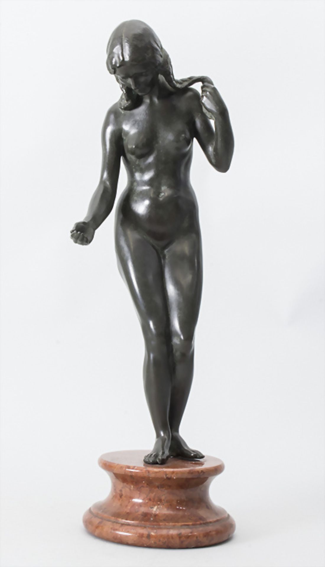 Bronzeplastik 'Weiblicher Akt mit Flechtzöpfen' / A bronze sculpture 'female nude with ... - Image 4 of 9