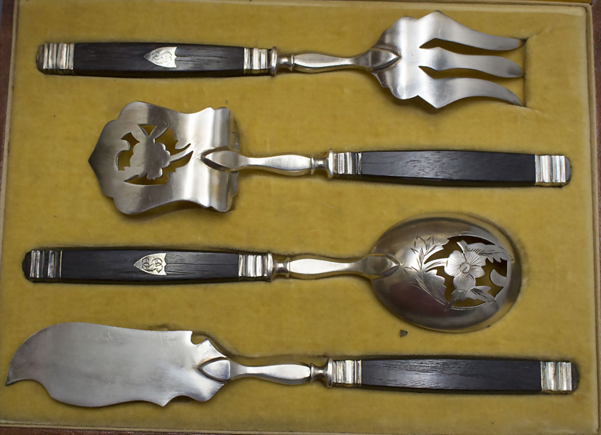 4-teiliges Vorlegebesteck im Etui / A 4-part silver plated serving cutlery, Frankreich, um 1880 - Bild 2 aus 3