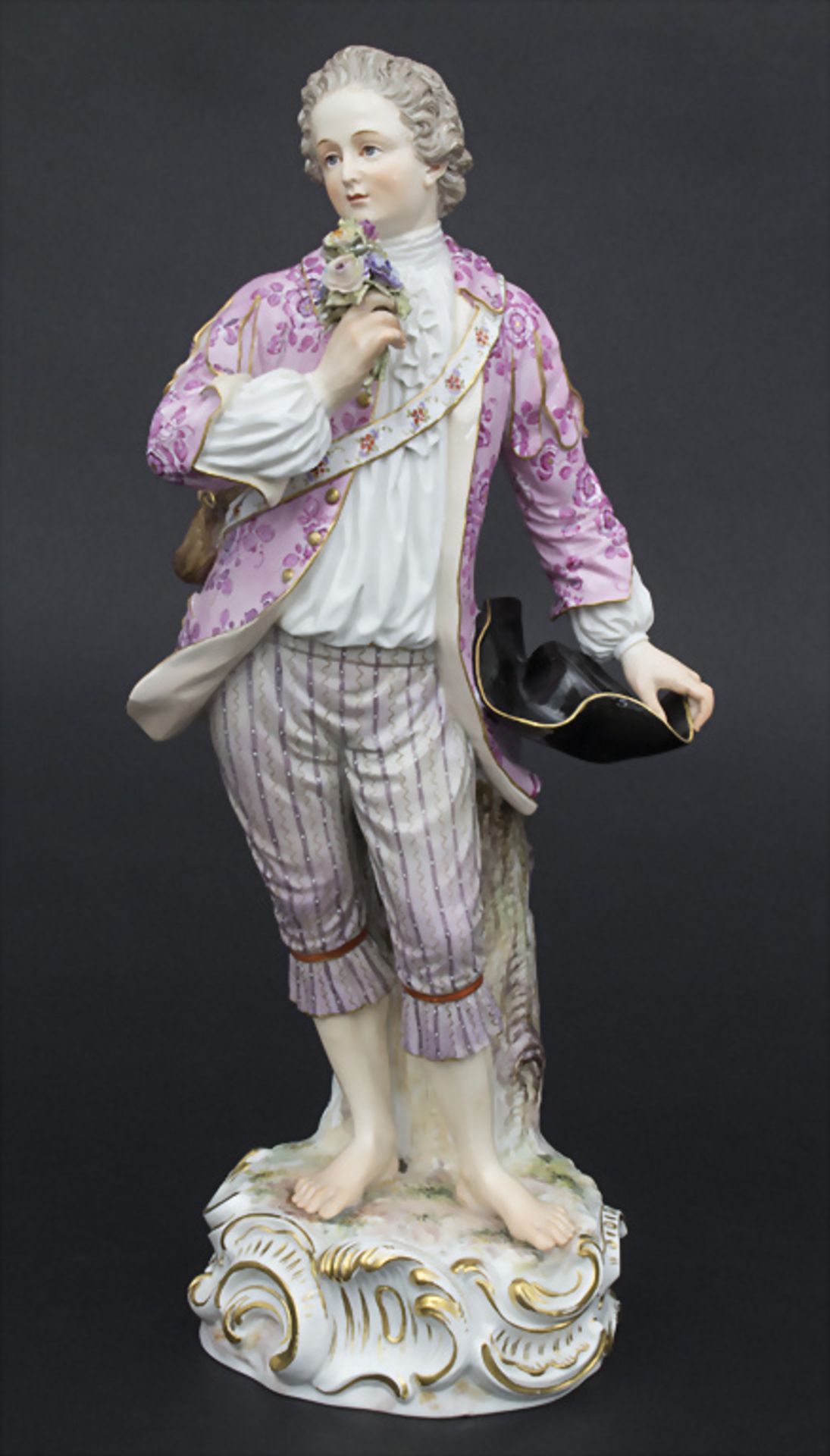 Große Figur 'Kavalier mit Blumenstrauß' / A large figure of a young cavalier, Meissen, um 1865